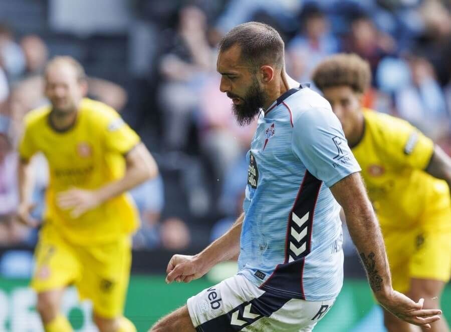  Borja Iglesias ante el Girona.
