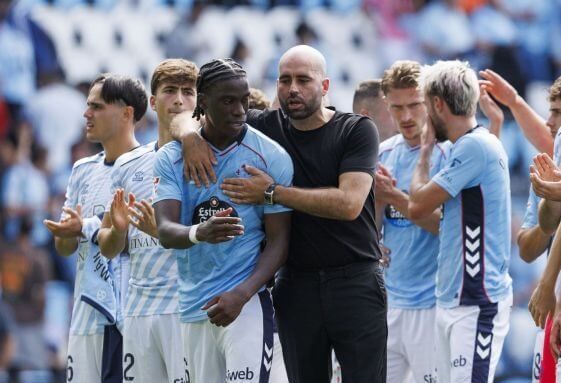  Claudio Giráldez abraza a Ilaix Moriba.