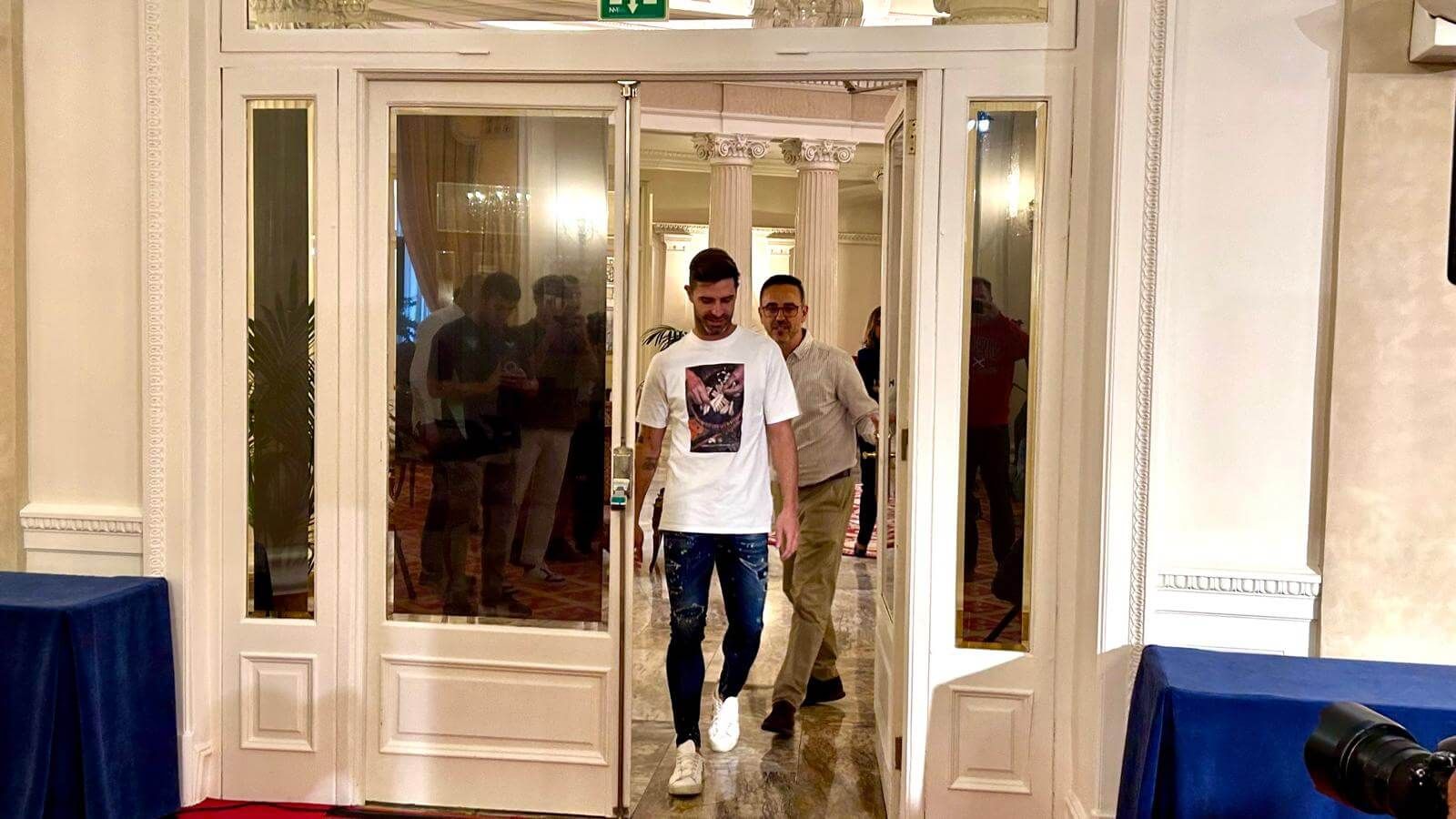  Yeray Álvarez llega a la rueda de prensa de su sanción por dopaje.