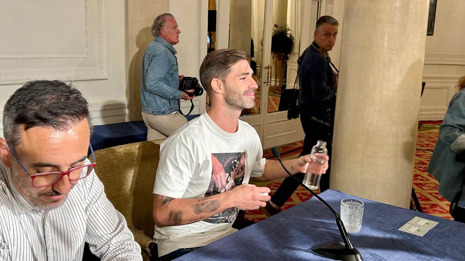  Yeray Álvarez bebe agua antes de hablar de su sanción por dopaje.