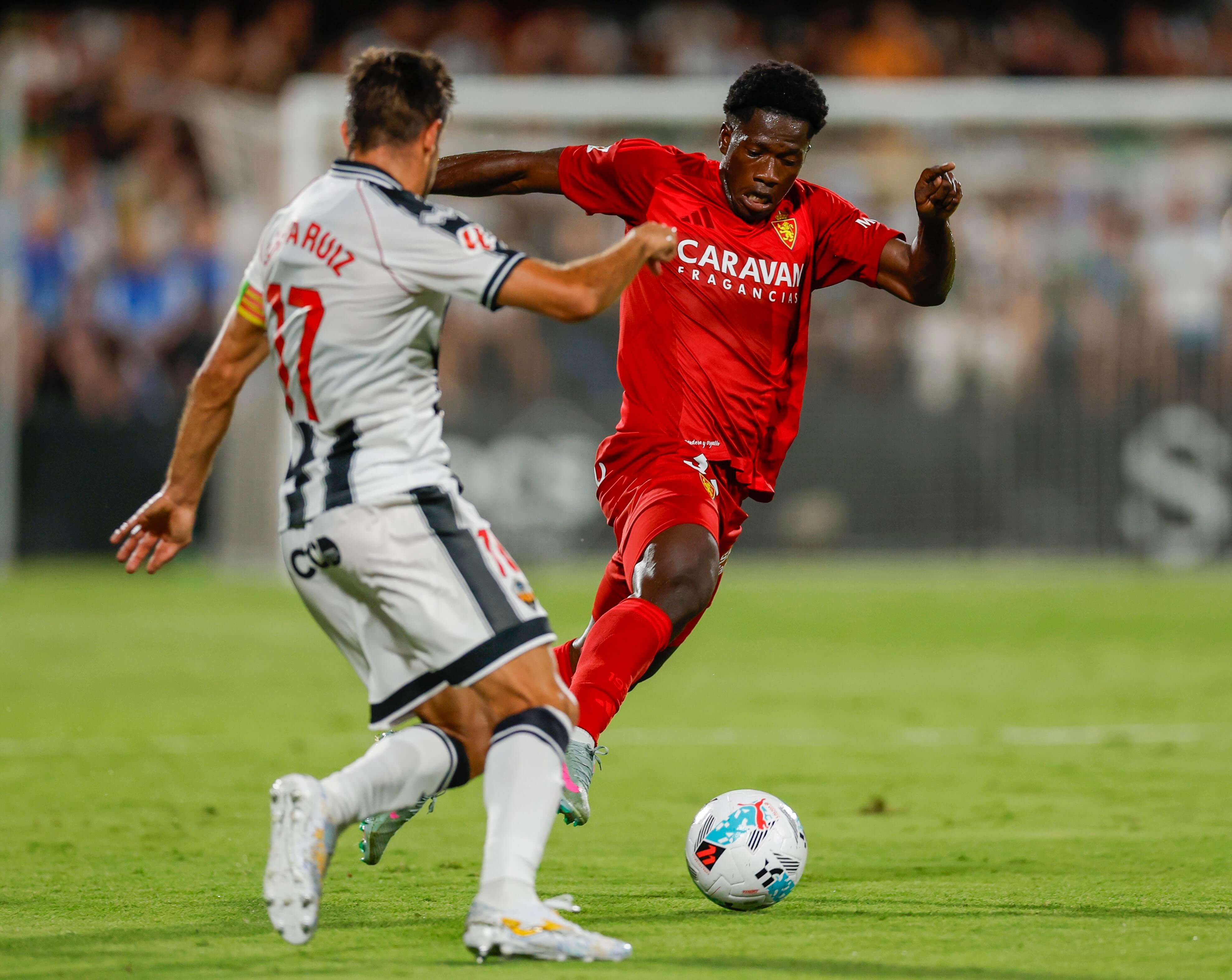 Yussif Saidu conduce el balón en el Castellón-Real Zaragoza.