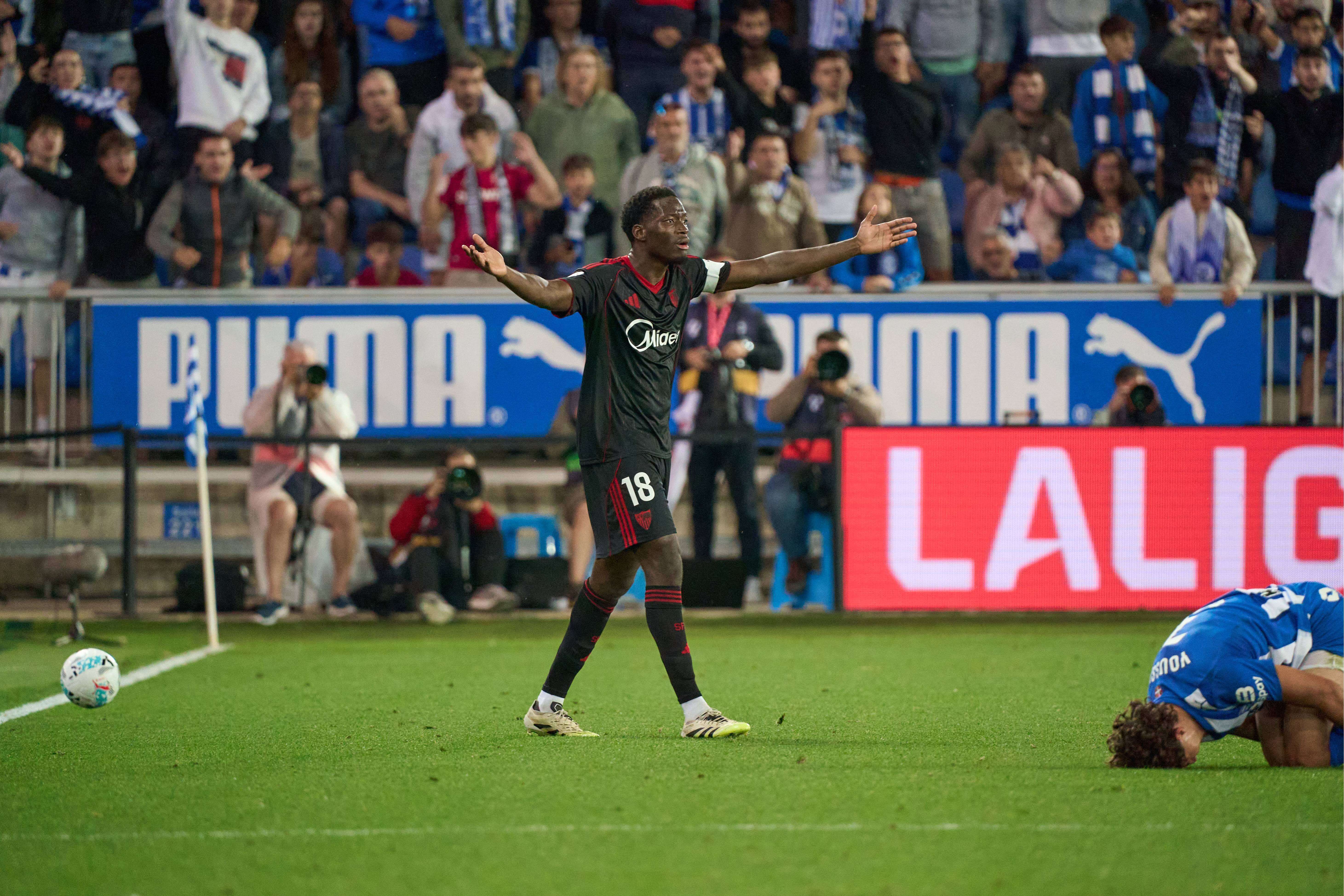 Lucién Agoumé, protestando una acción.
