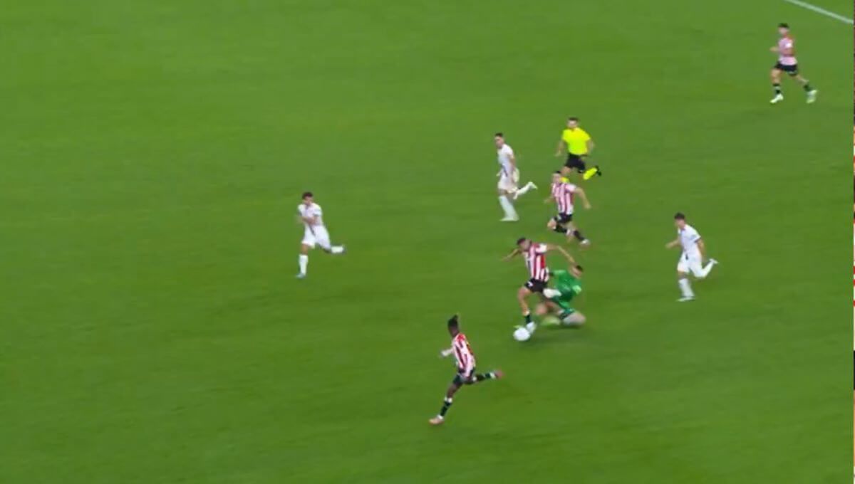  Entrada por detrás del portero Leo Román a Maroan Sannadi en el Athletic Club - RCD Mallorca de San Mamés.