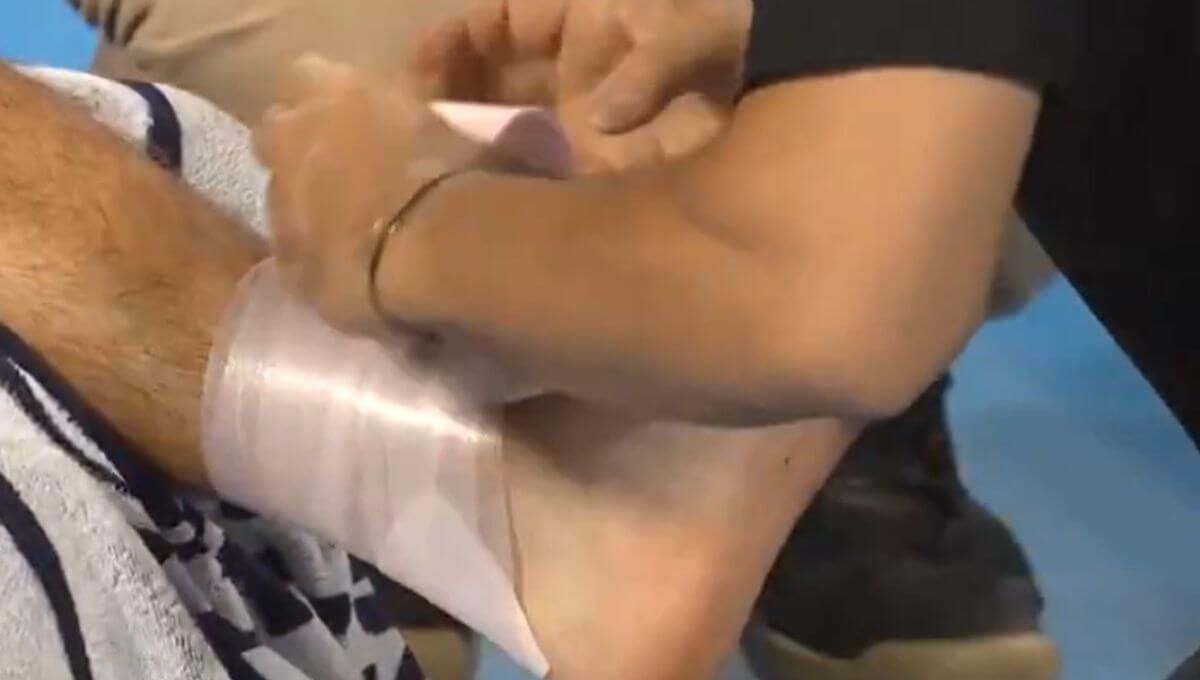 Tobillo vendado de Carlos Alcaraz en Tokio.