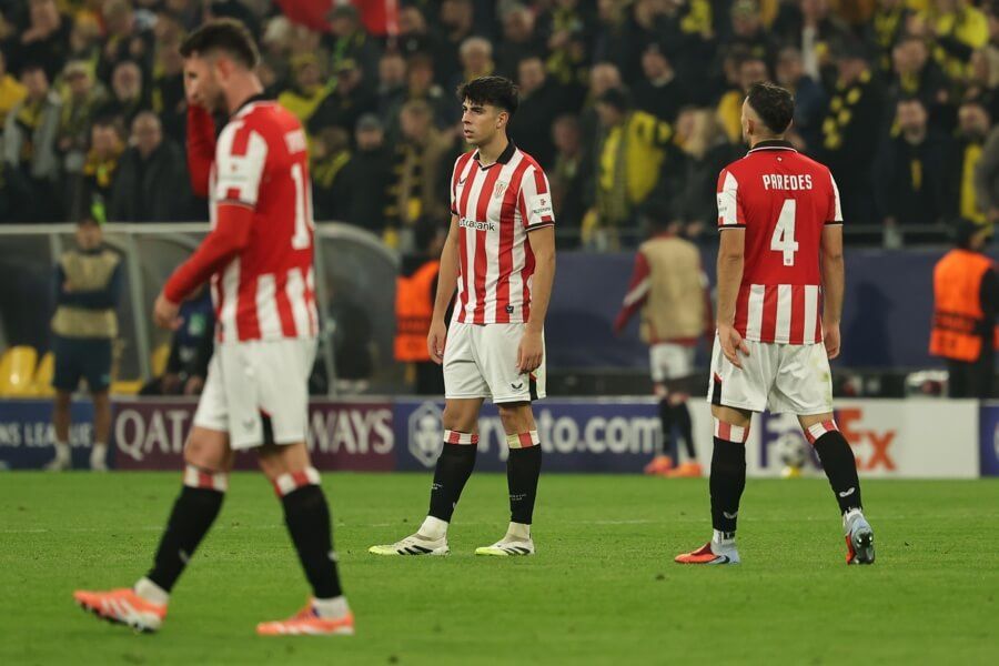  El central del Athletic Club Aymeric Laporte se lamenta de un gol con Rego y Aitor Paredes ante el Borussia de Dortmund.