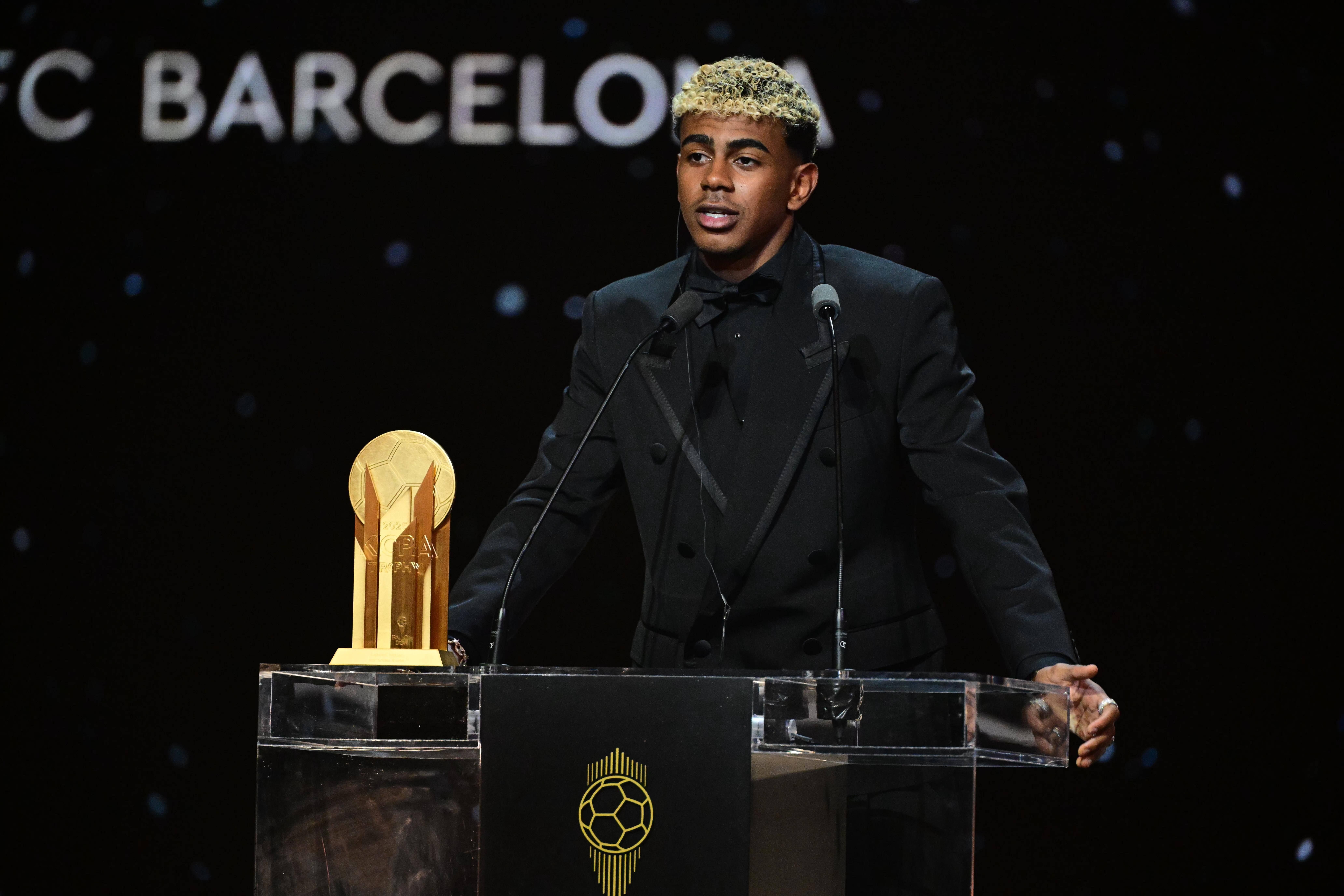  Lamine Yamal con el trofeo Kopa (Cordon Press)