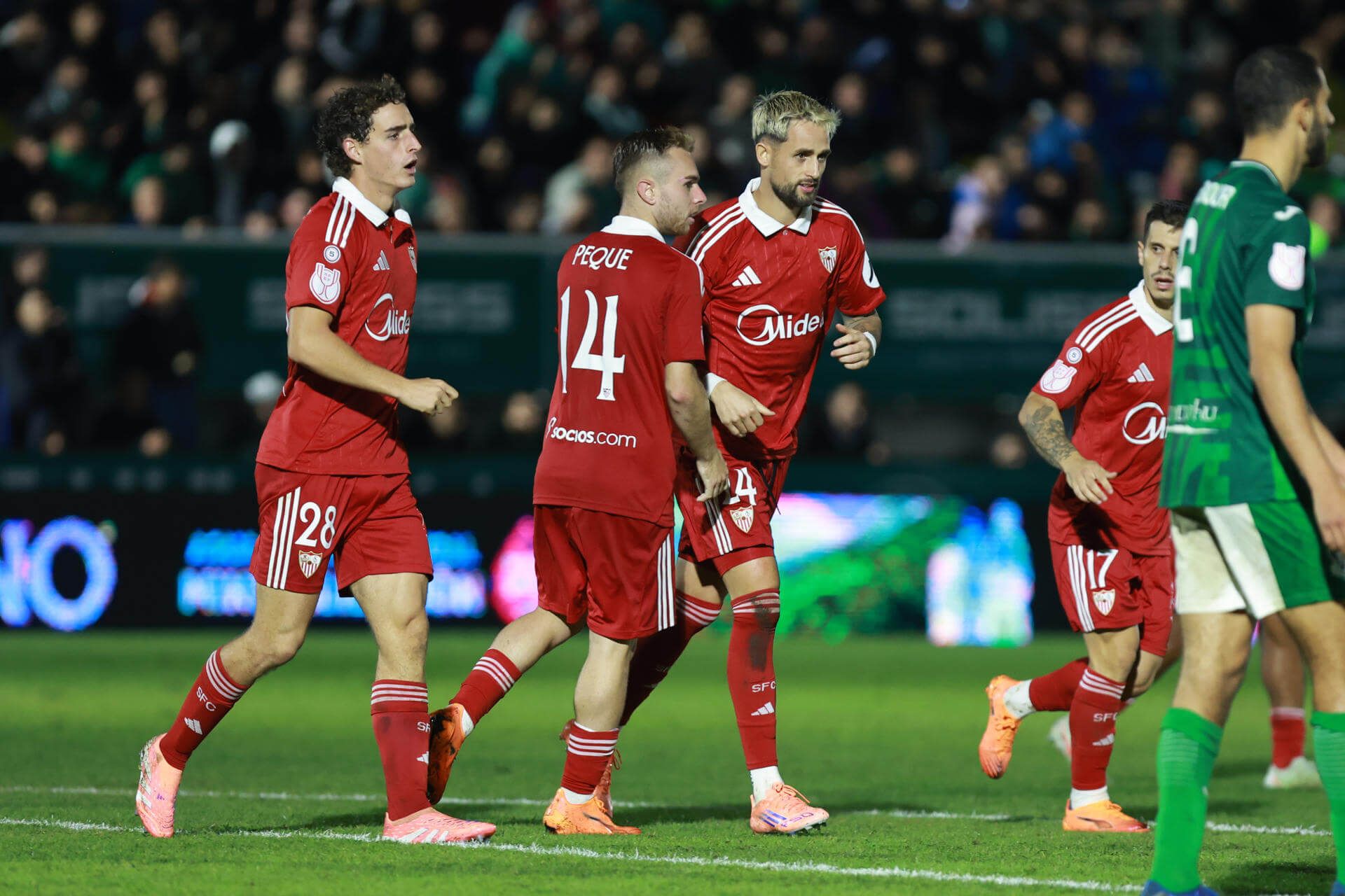 Celebración de un gol del Sevilla ante el Toledo.