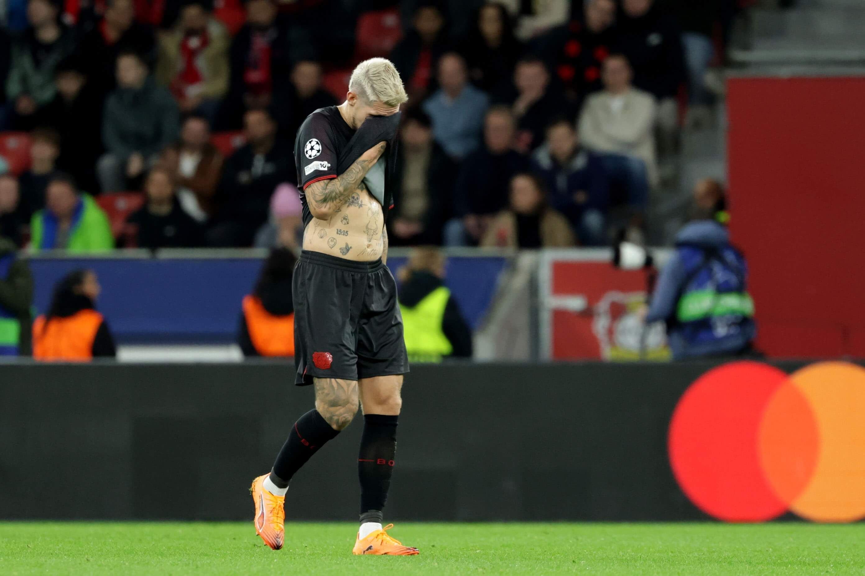  Andrich se marcha expulsado ante el PSG