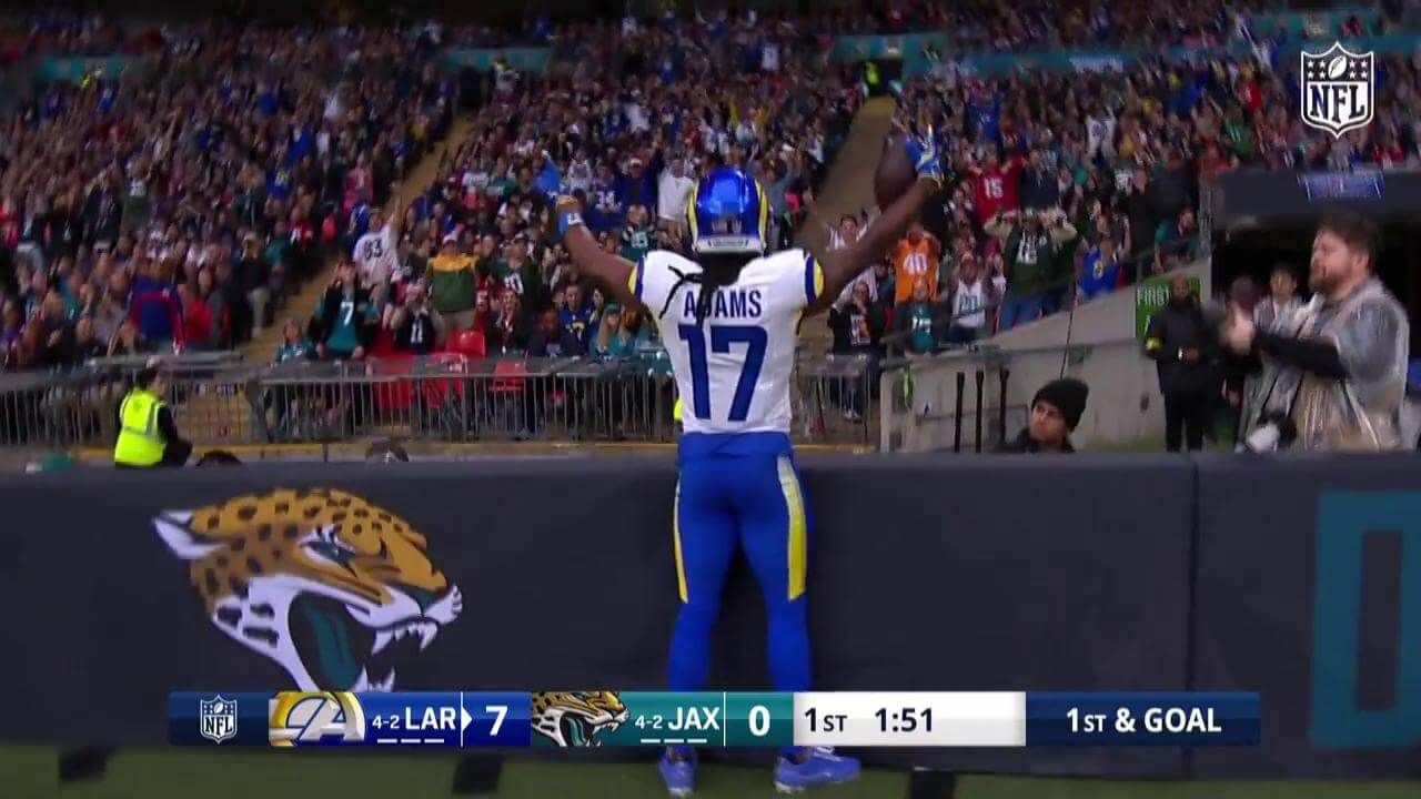 El touchdown de Adams para los Rams.