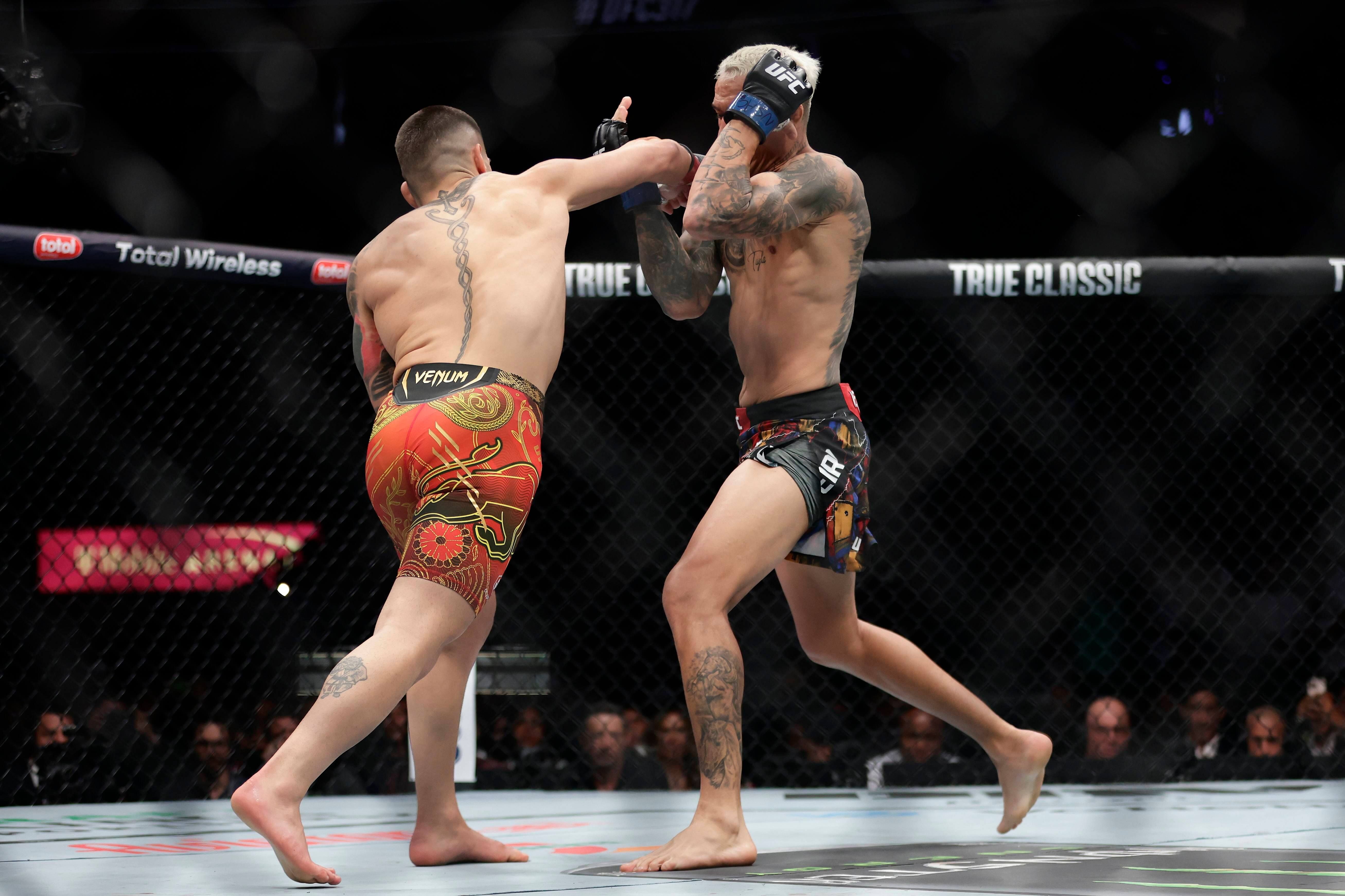  Ilia Topuria contra Charles Oliveira (Cordon Press)