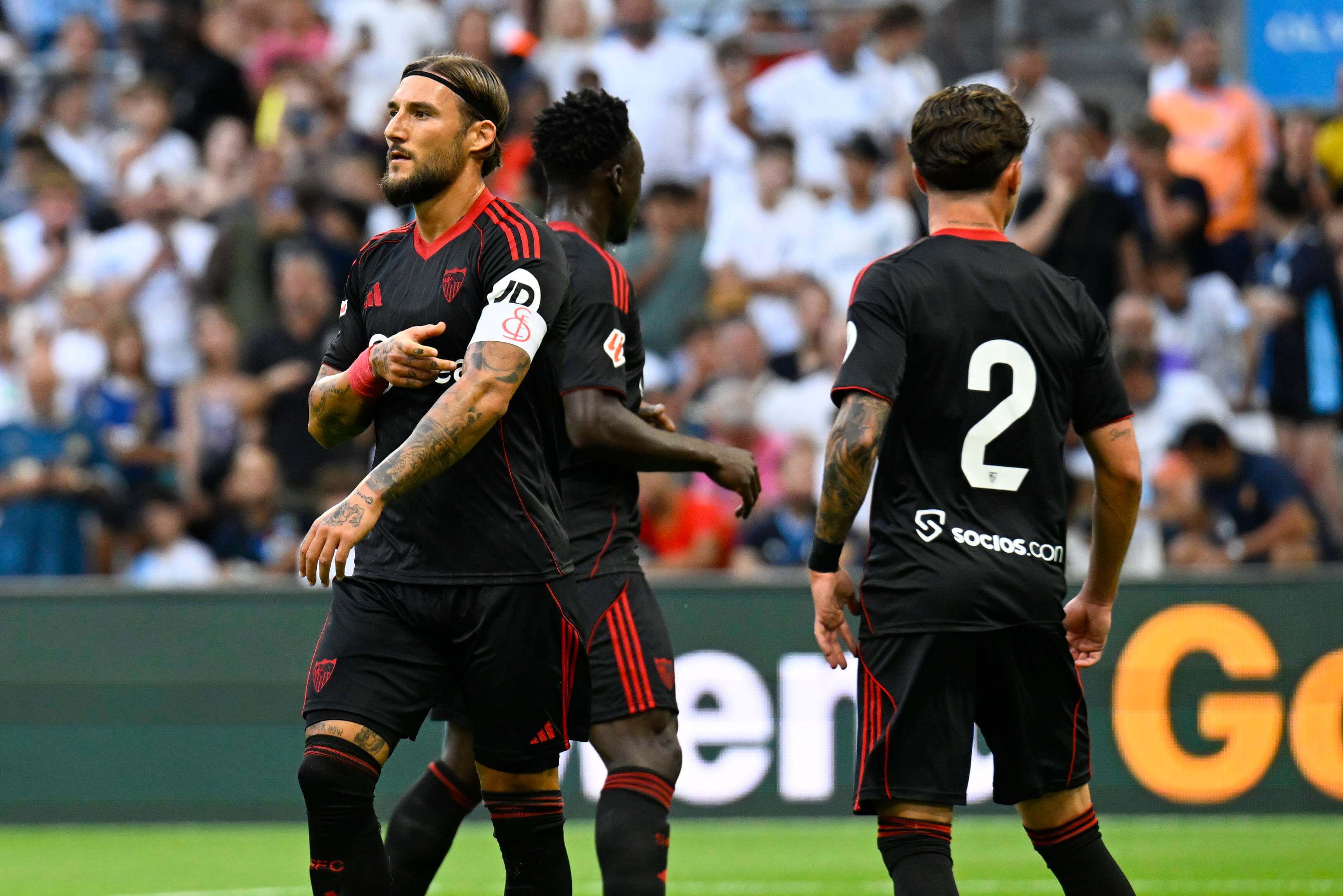  Nemanja Gudelj, ante el Marsella.