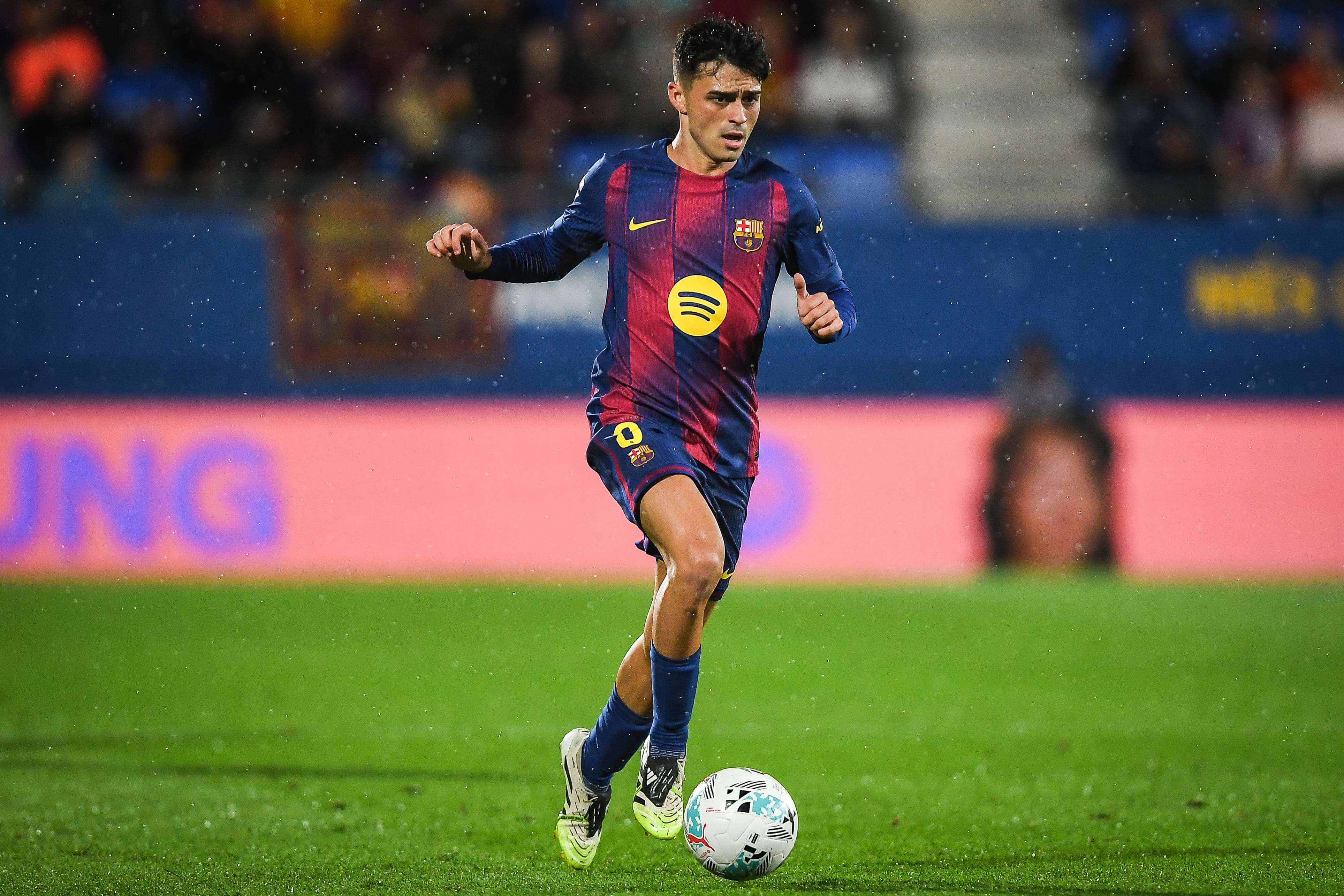  Pedri en un partido con el FC Barcelona (Cordon Press)