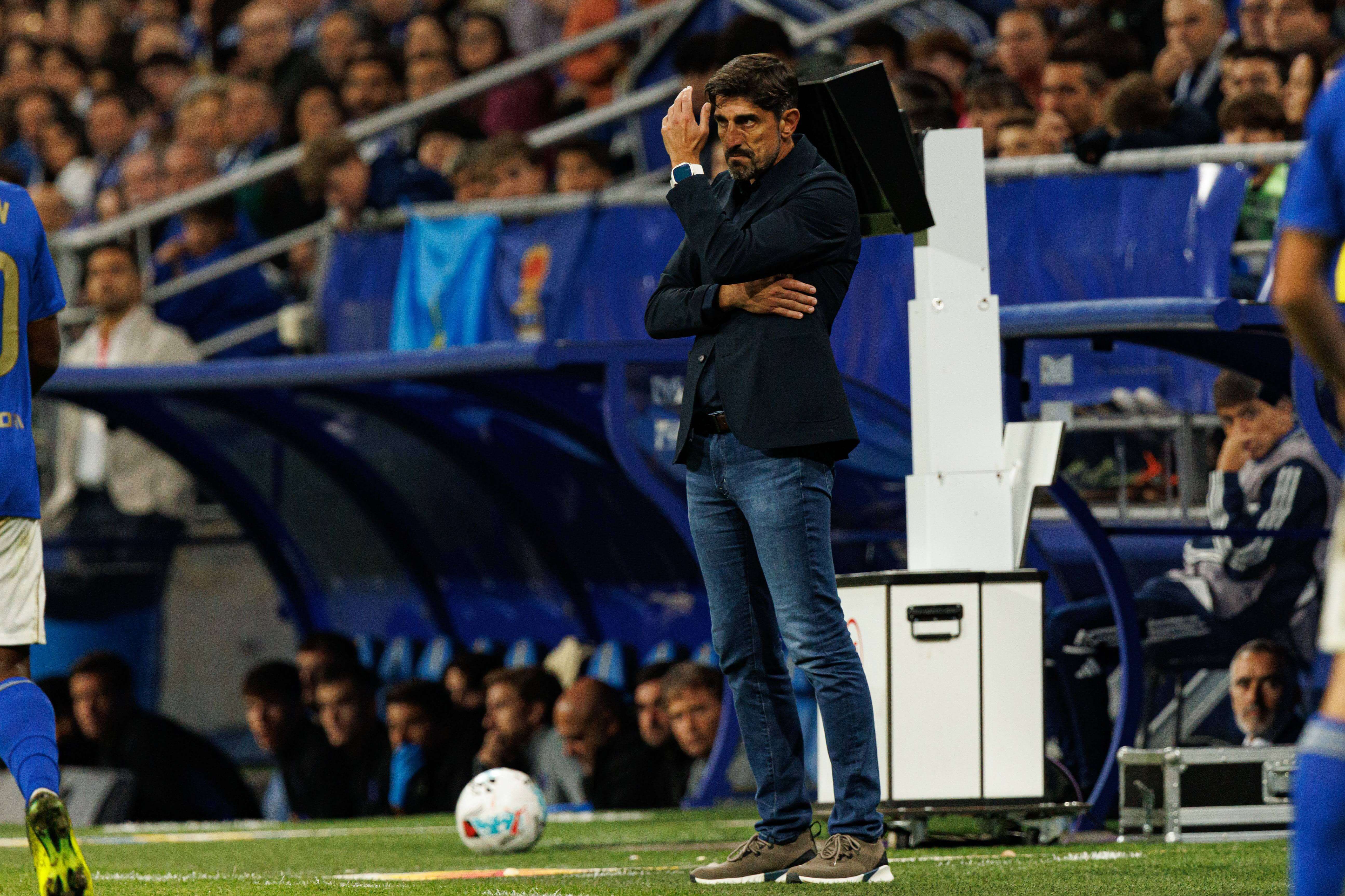  Veljko Paunovic, en la banda del Carlos Tartiere (FOTO: Cordón Press).