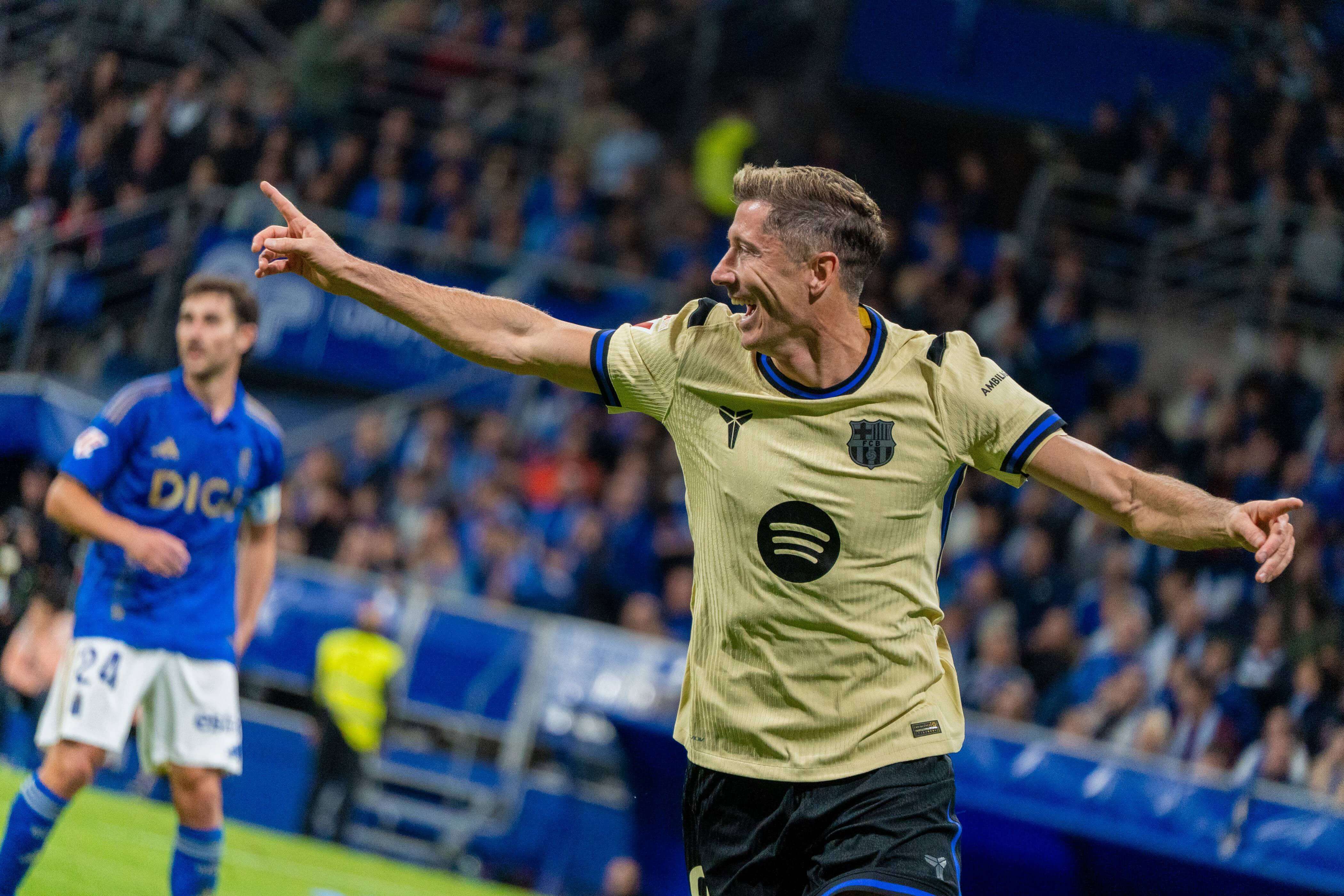  Robert Lewandowski celebra un gol ante el Oviedo