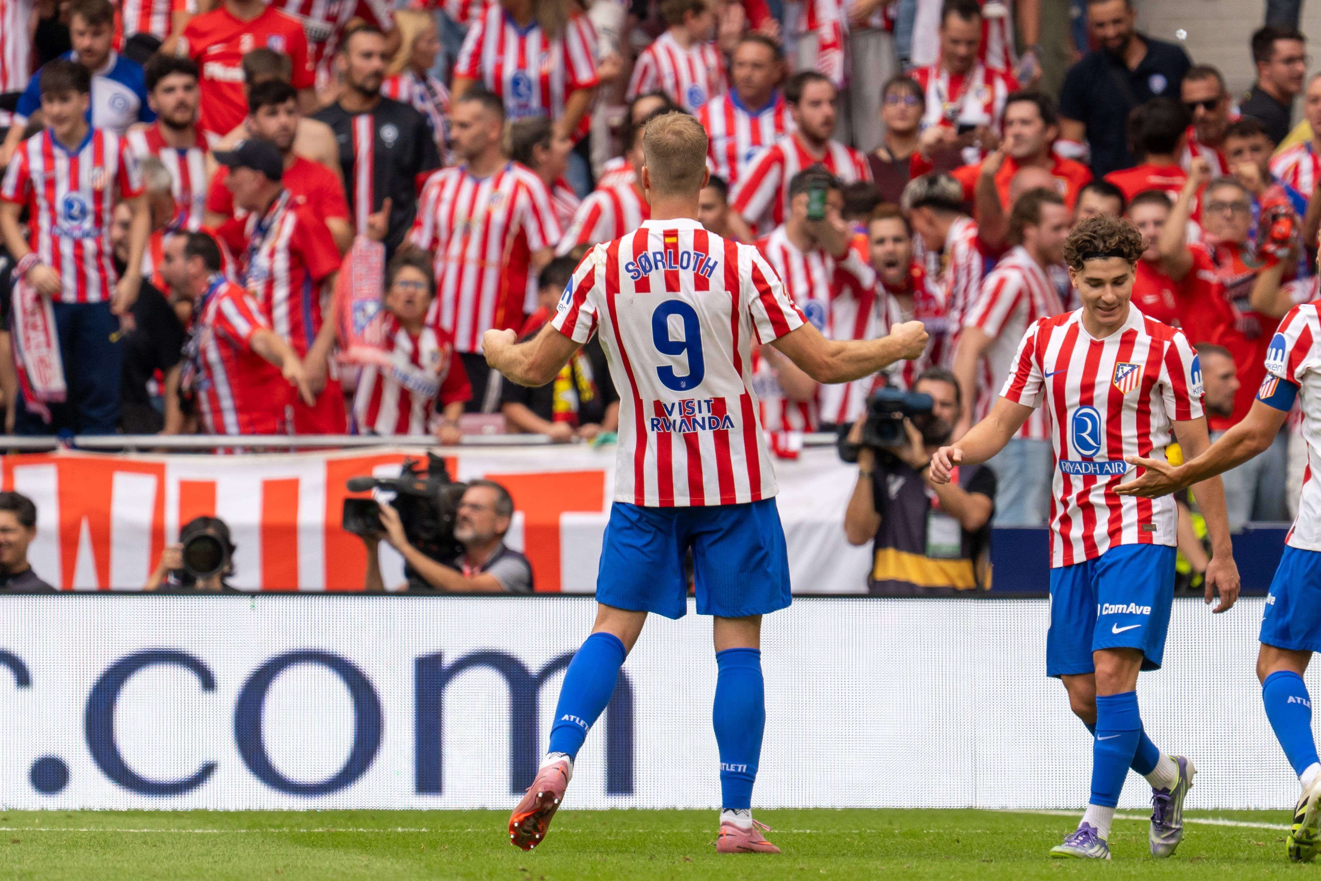 Sorloth celebra su gol en el derbi madrileño.