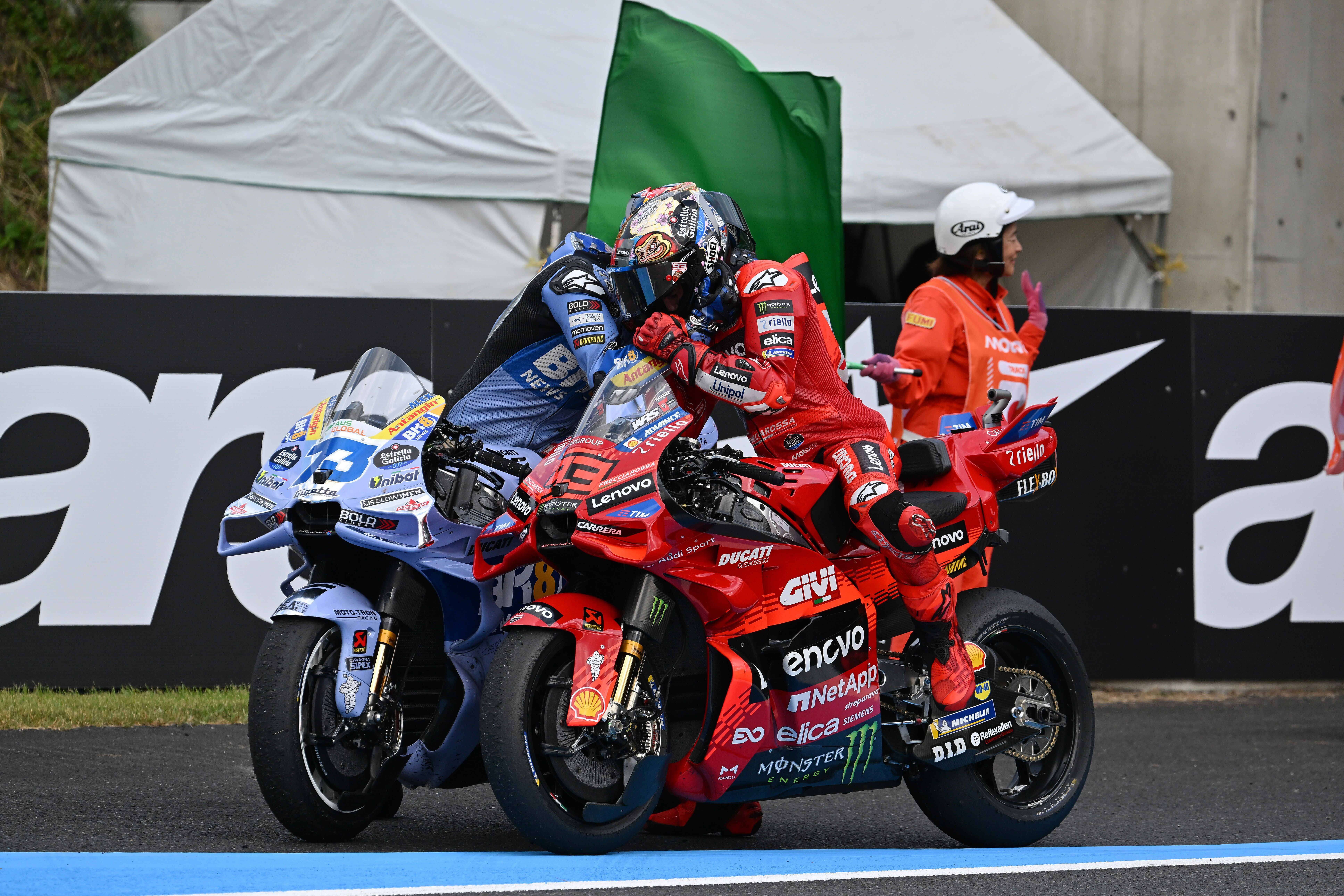 Álex Márquez y Marc Márquez se abrazan en Japón (Cordon Press)