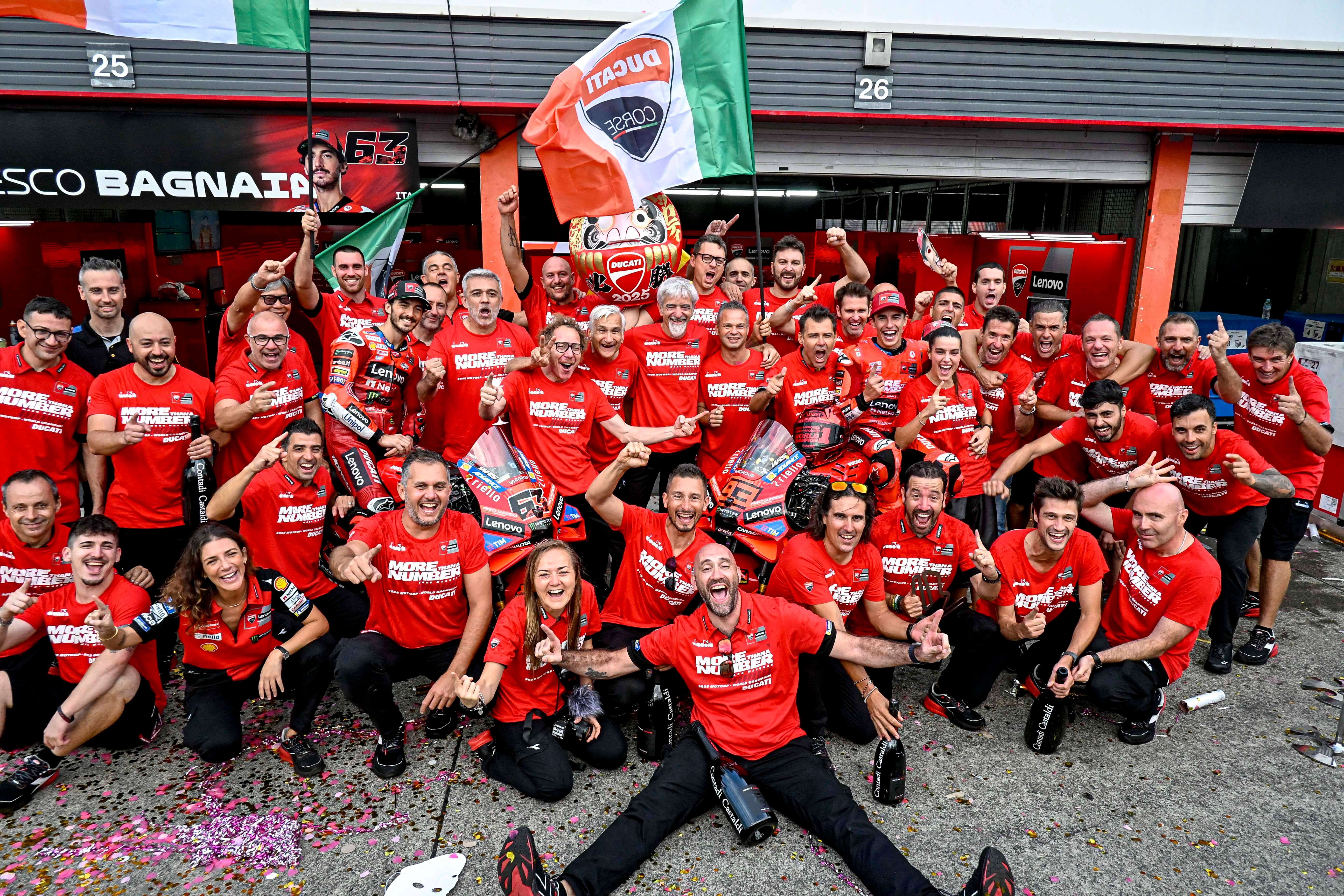Marc Márquez celebra con su equipo el título de campeón (Cordon Press)