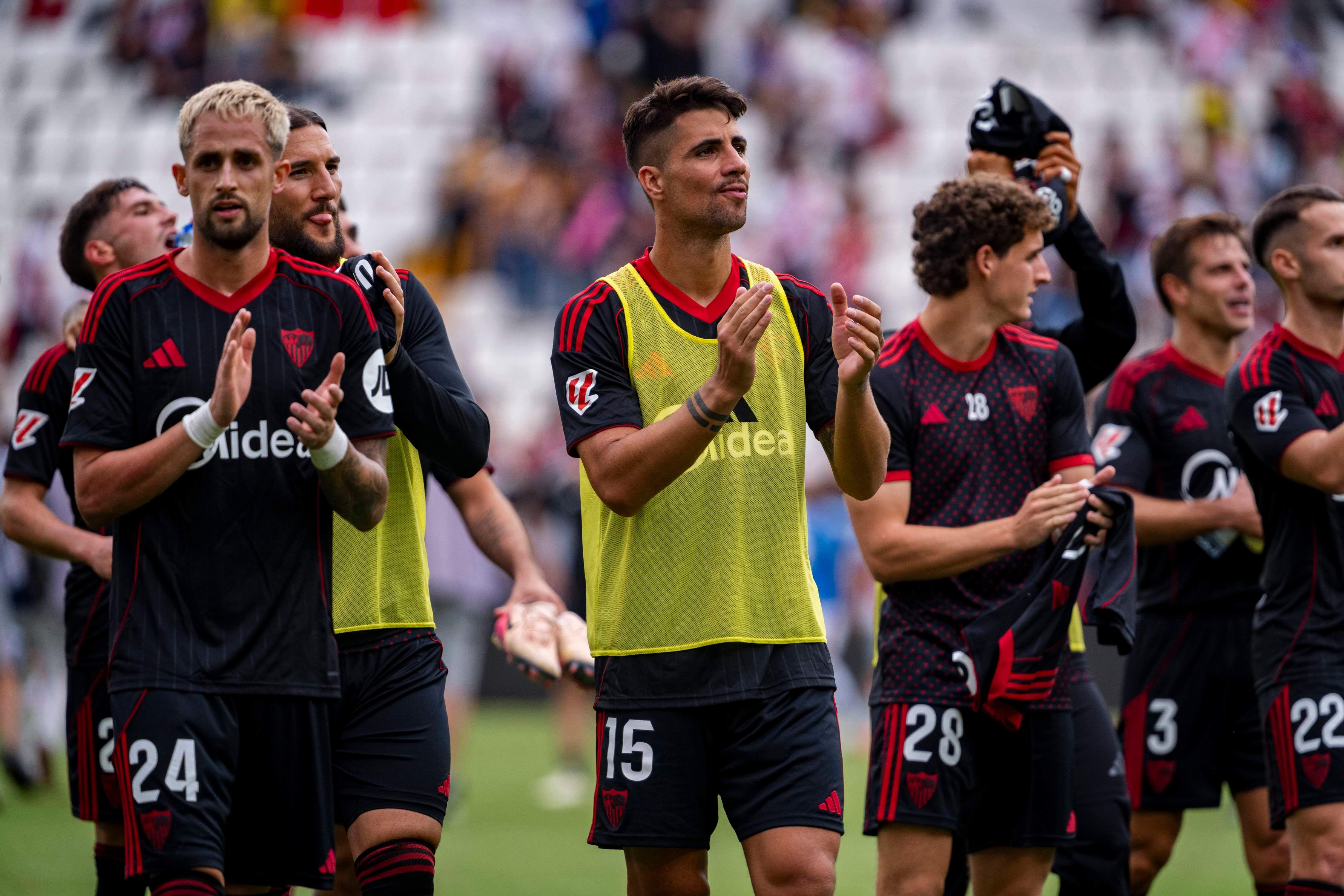  Fábio Cardoso, celebrando el triunfo del Sevilla en Vallecas.