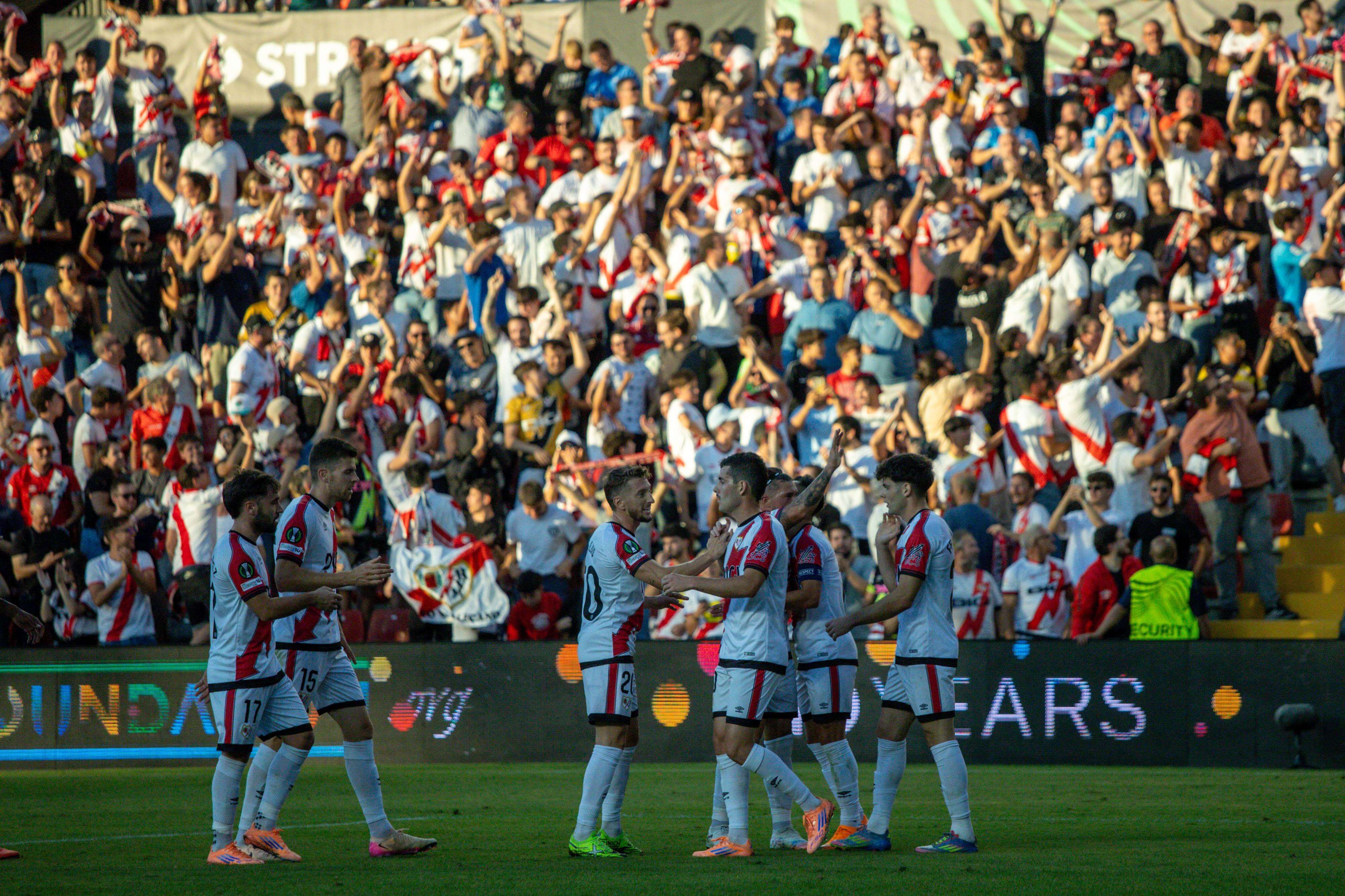  El Rayo Vallecano celebra en Conference League (Cordon Press)