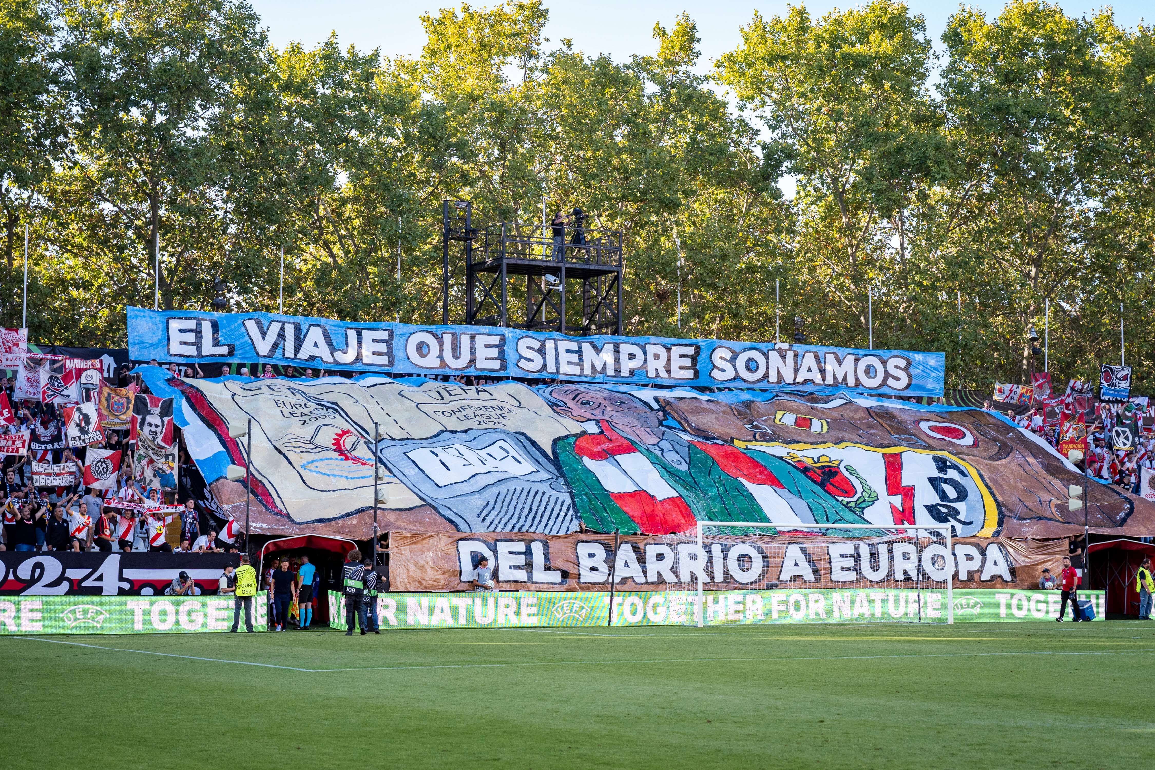 Tifo de la afición del Rayo Vallecano (Cordon Press)