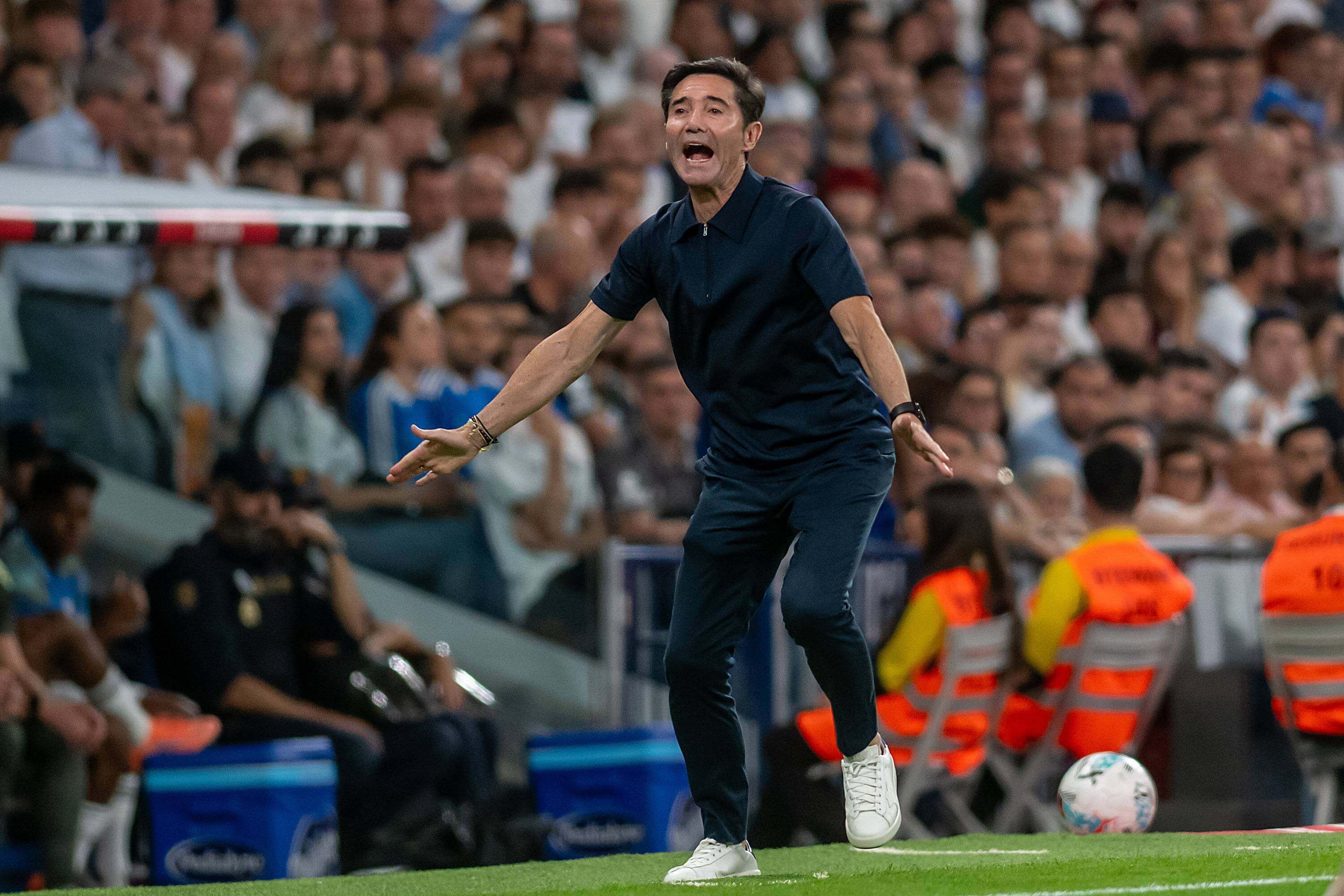  Marcelino da indicaciones a sus jugadores en la banda del Bernabéu (FOTO: Cordón Press).