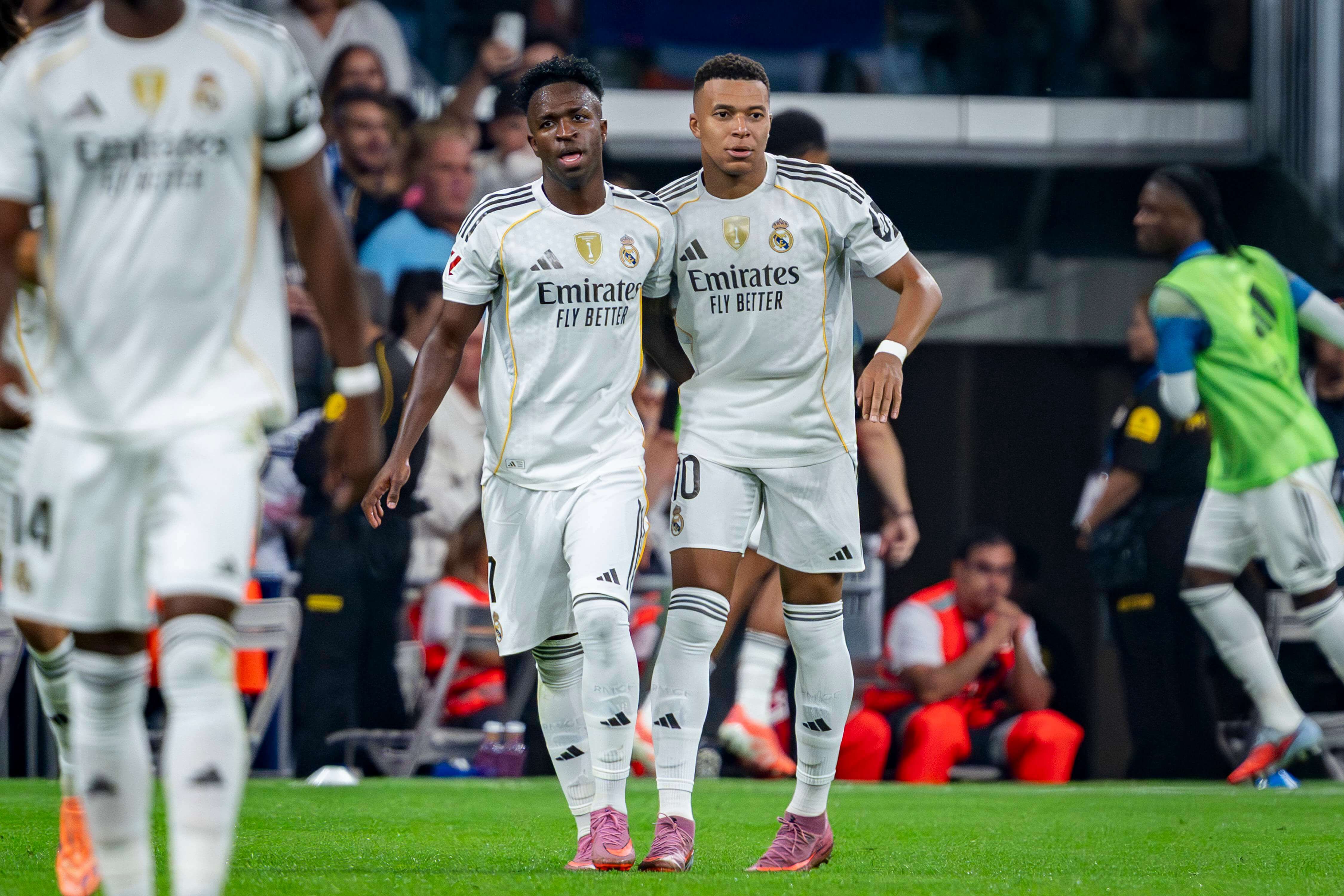 Abrazo entre Vinicius Júnior y Mbappé en el Real Madrid-Villarreal (FOTO: Cordón Press).