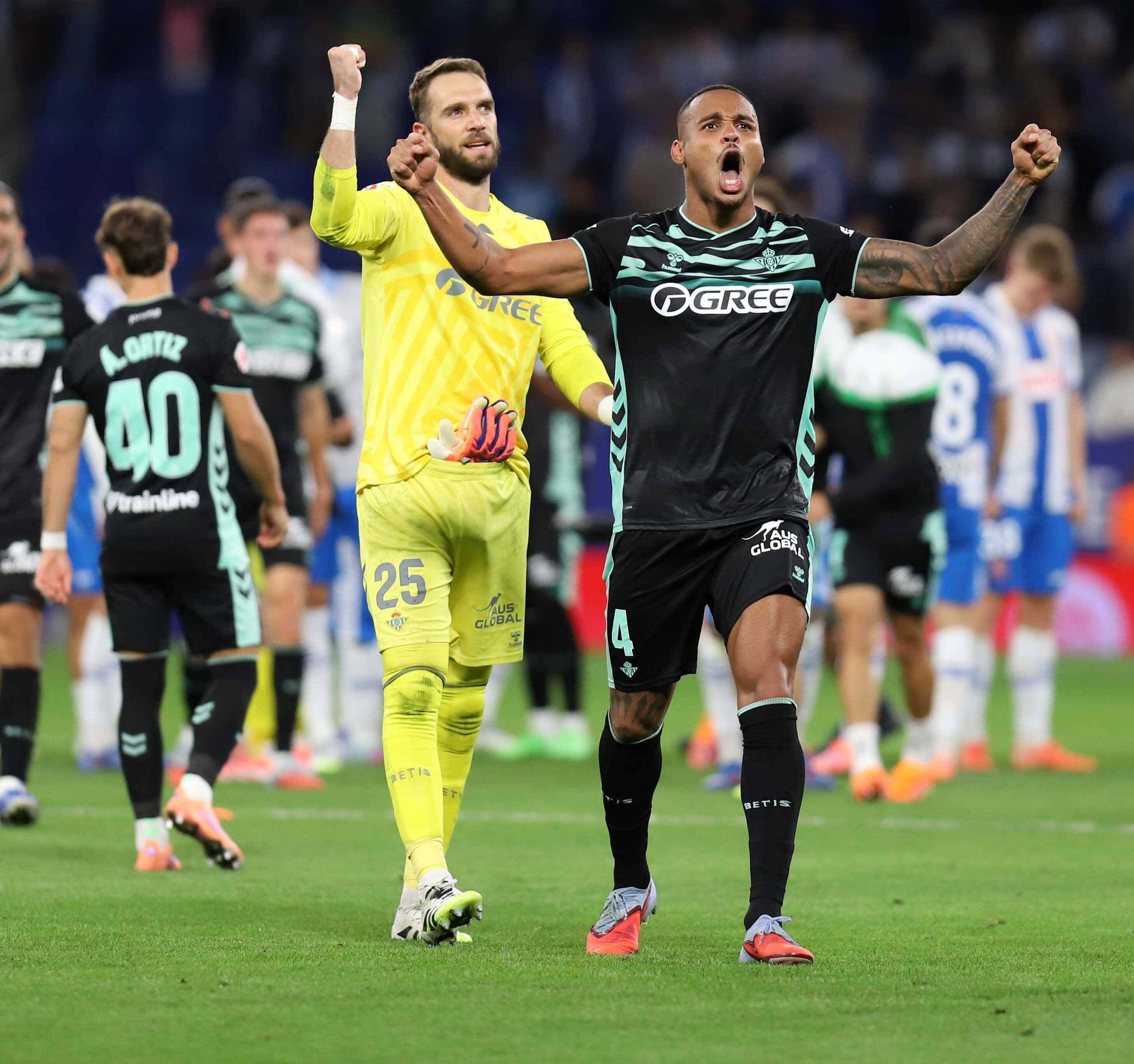  Pau López y Natan celebran el triunfo del Betis contra el Espanyol