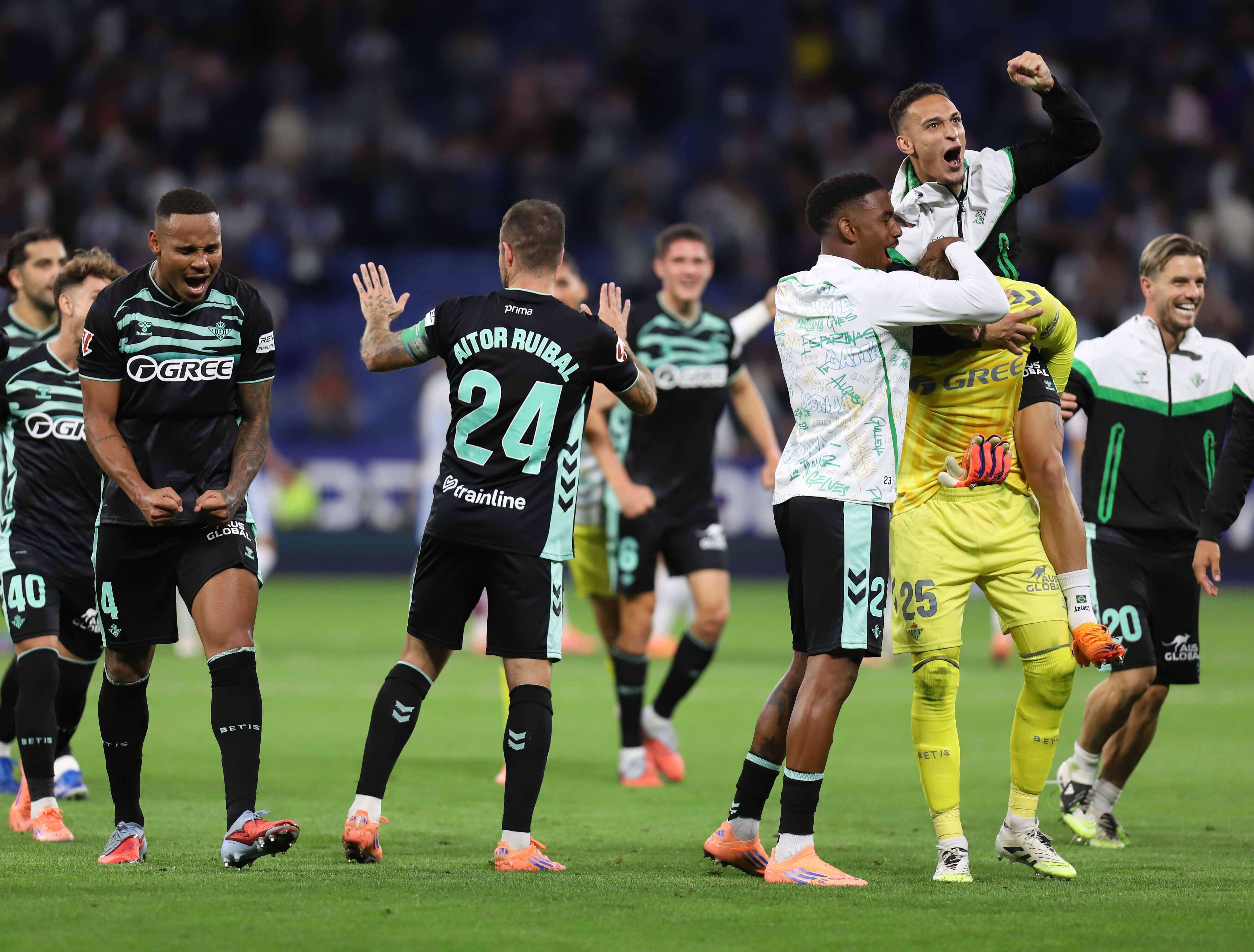 Los jugadores del Betis celebran el triunfo del Betis contra el Espanyol