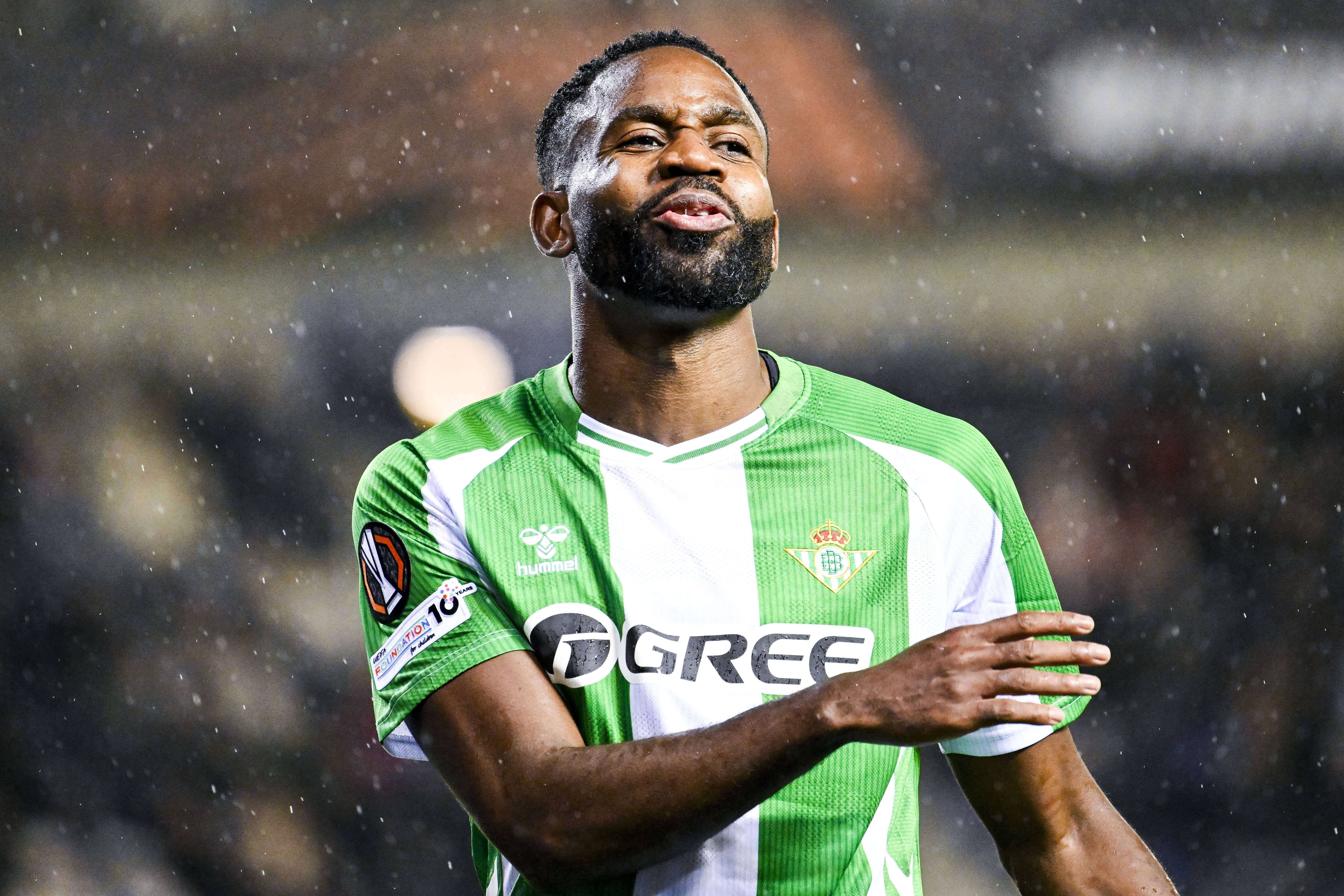  Bakambu lamenta una ocasión ante el Genk.