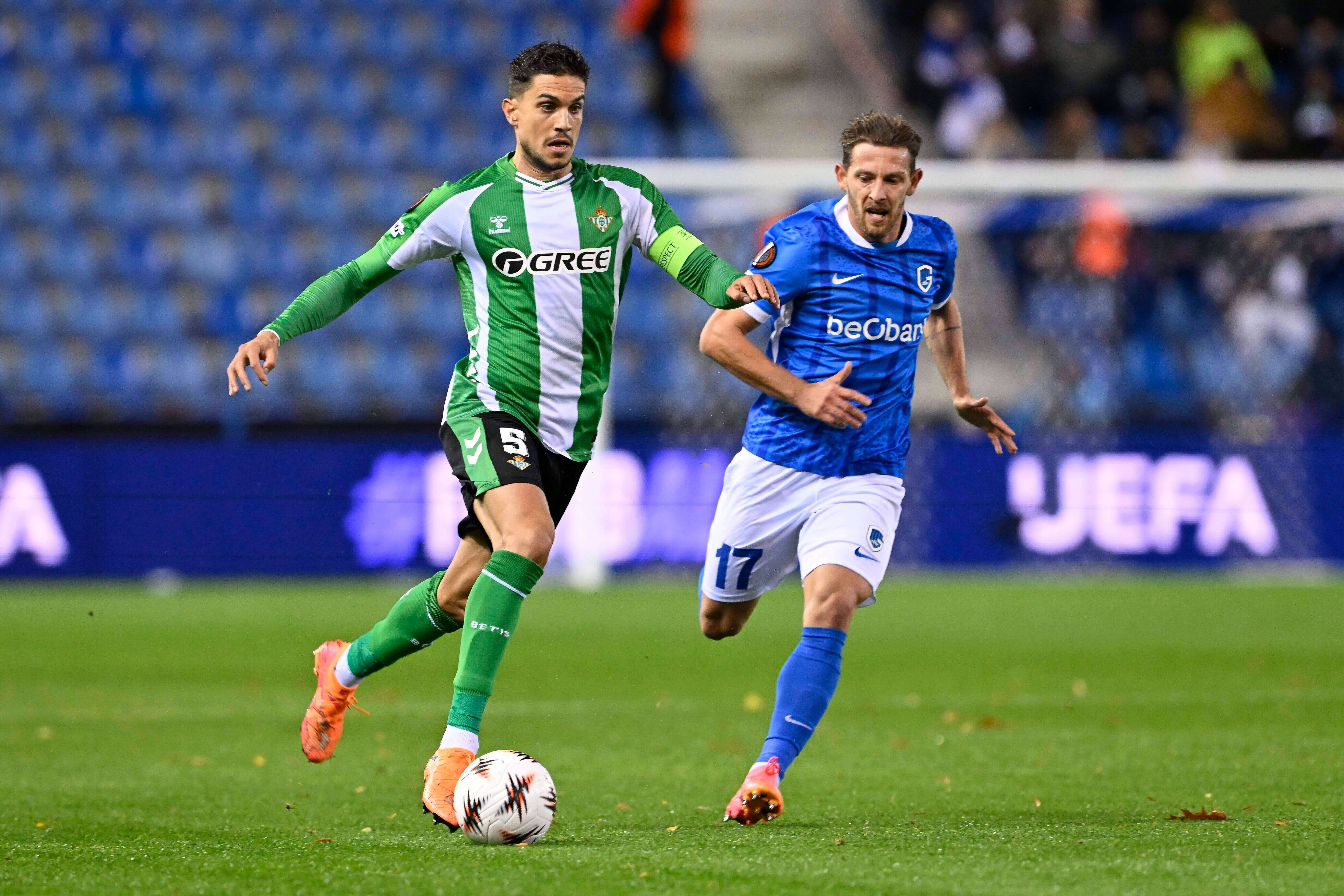 Marc Bartra, ante el Genk