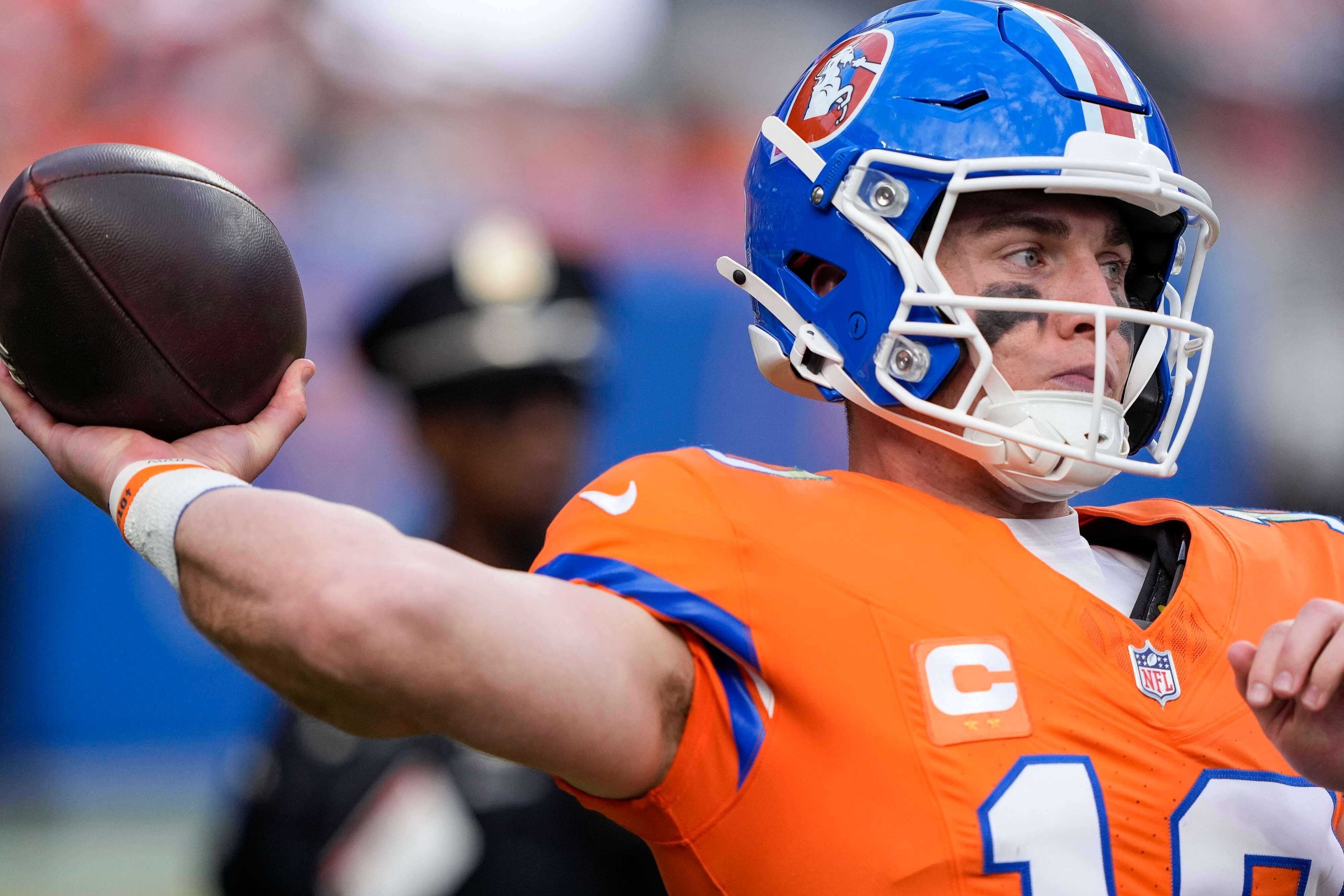 Bo Nix, de los Denver Broncos, ante los Dallas Cowboys