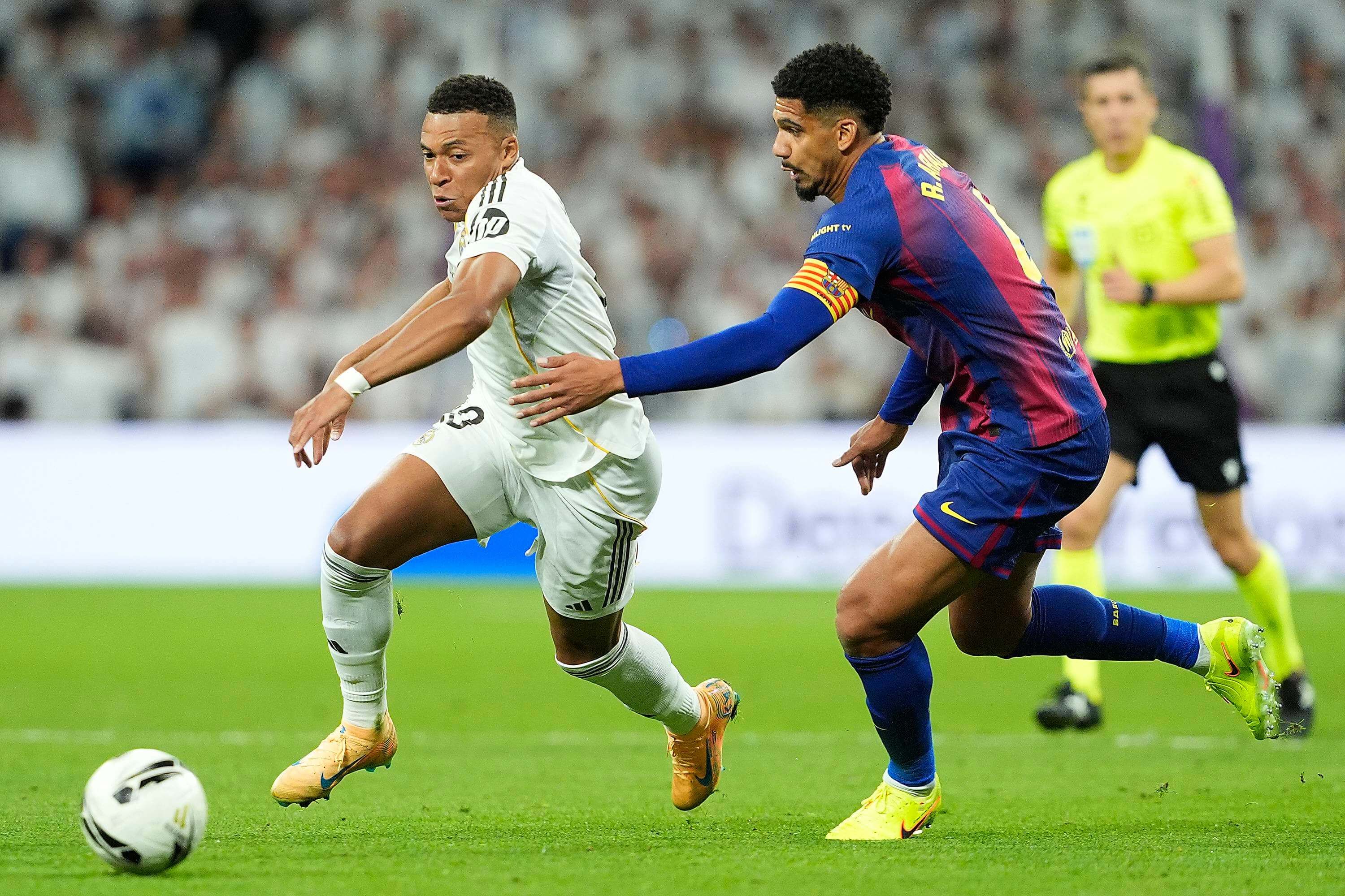 Ronald Araujo con Kylian Mbappé