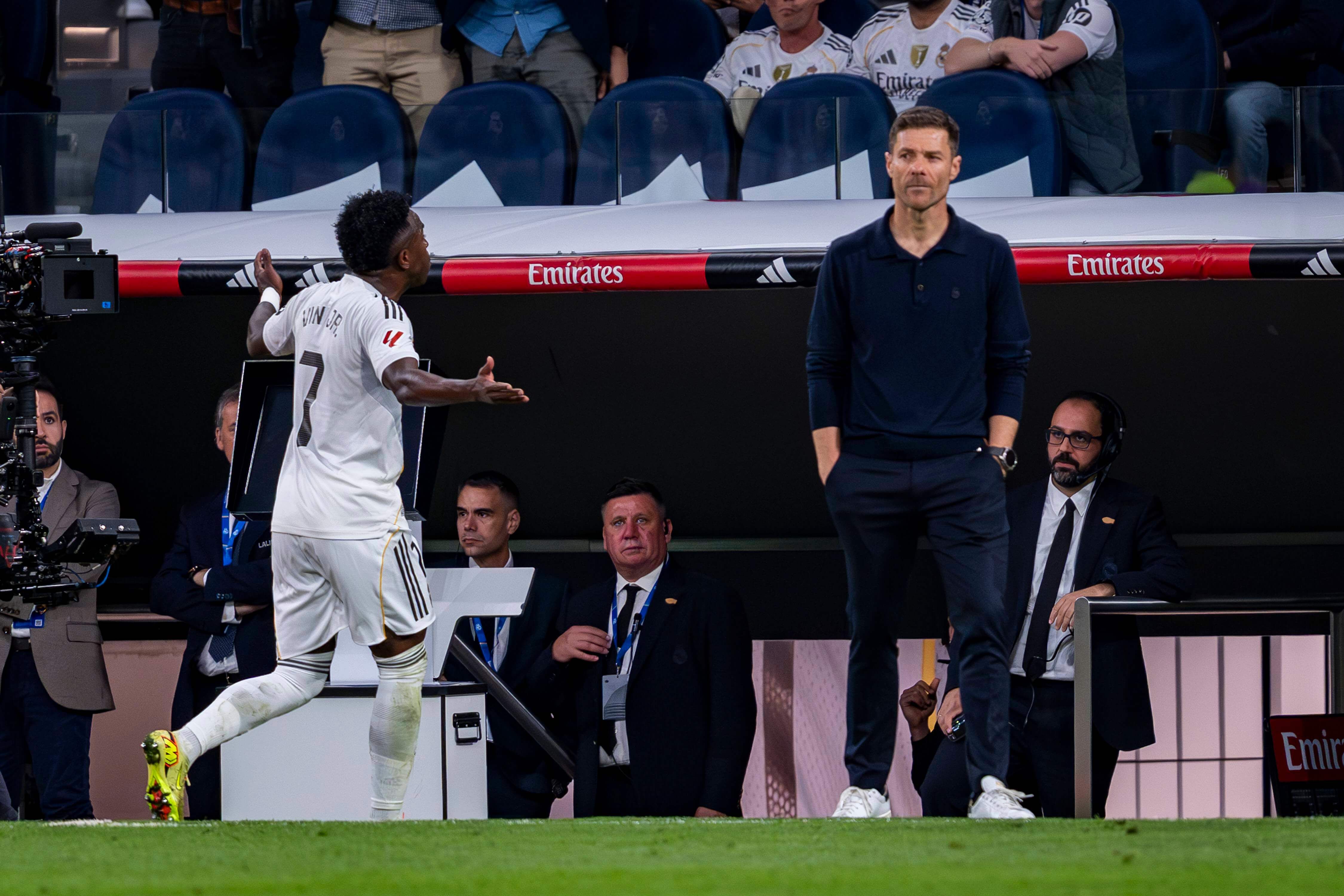  Vinicius y Xabi Alonso en su polémica en el Clásico (Cordon Press)