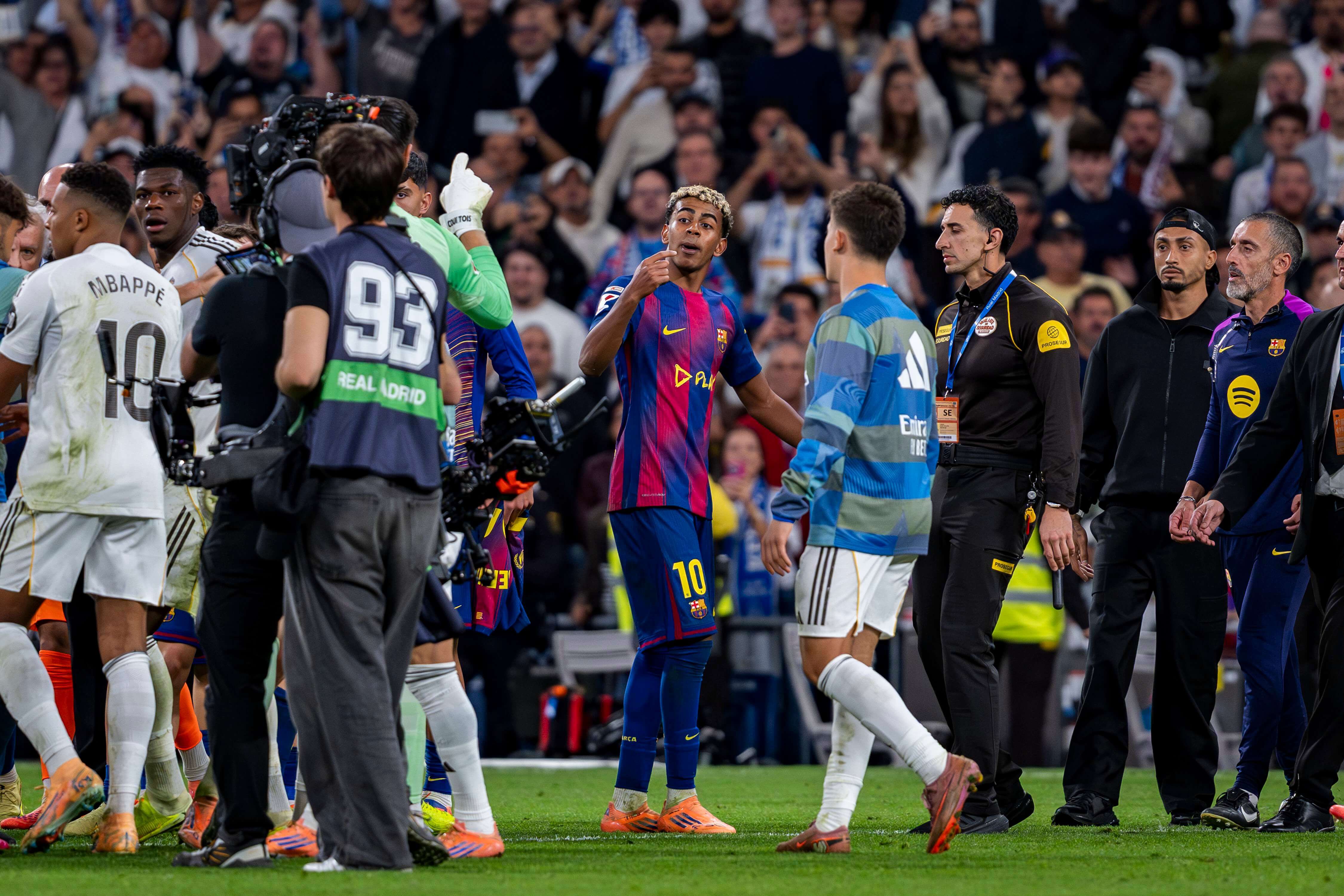  Lamine Yamal contra los jugadores del Real Madrid (Cordon Press)