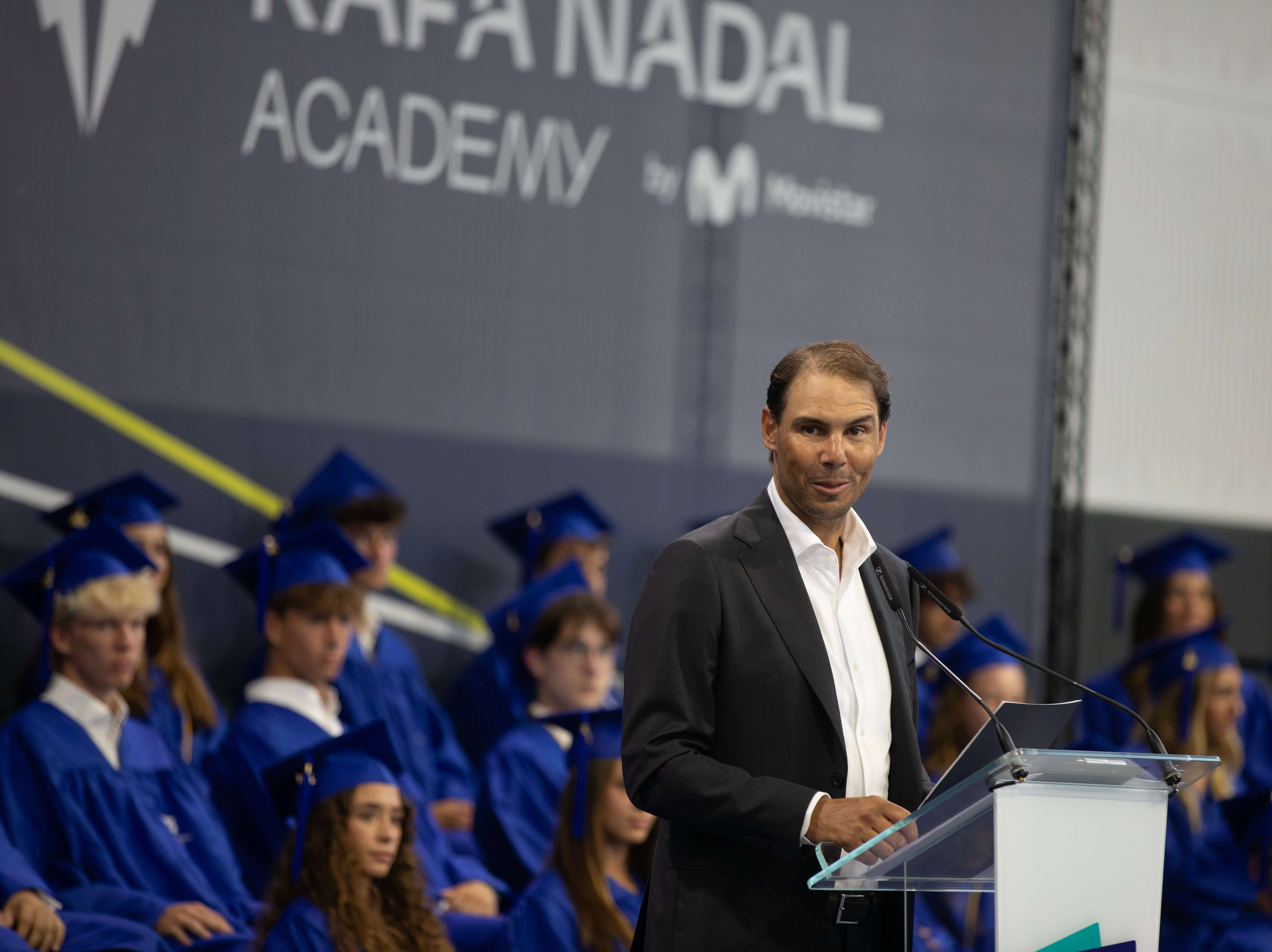 Rafa Nadal hablando en una graduación en la Rafa Nadal Academy (Cordon Press)