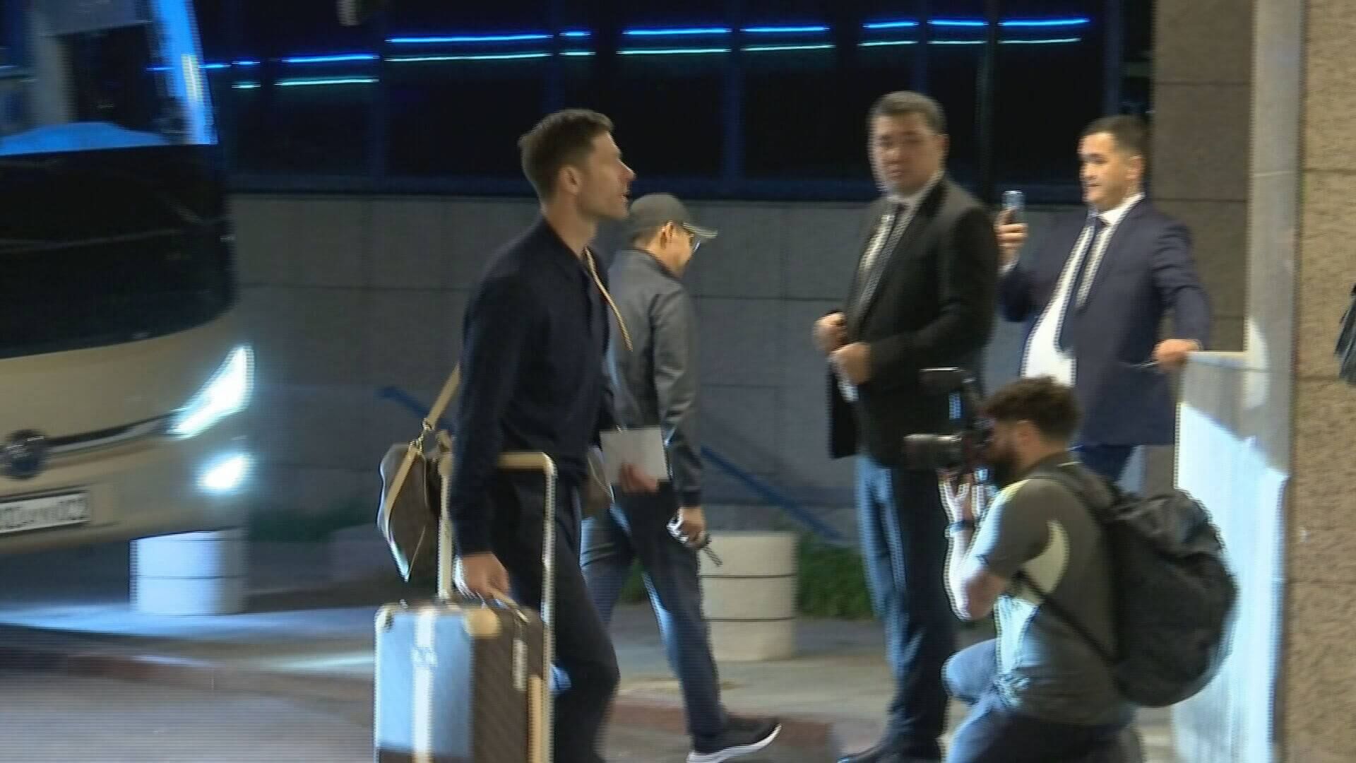 La expedición del Real Madrid llegó a Almaty con gesto serio.