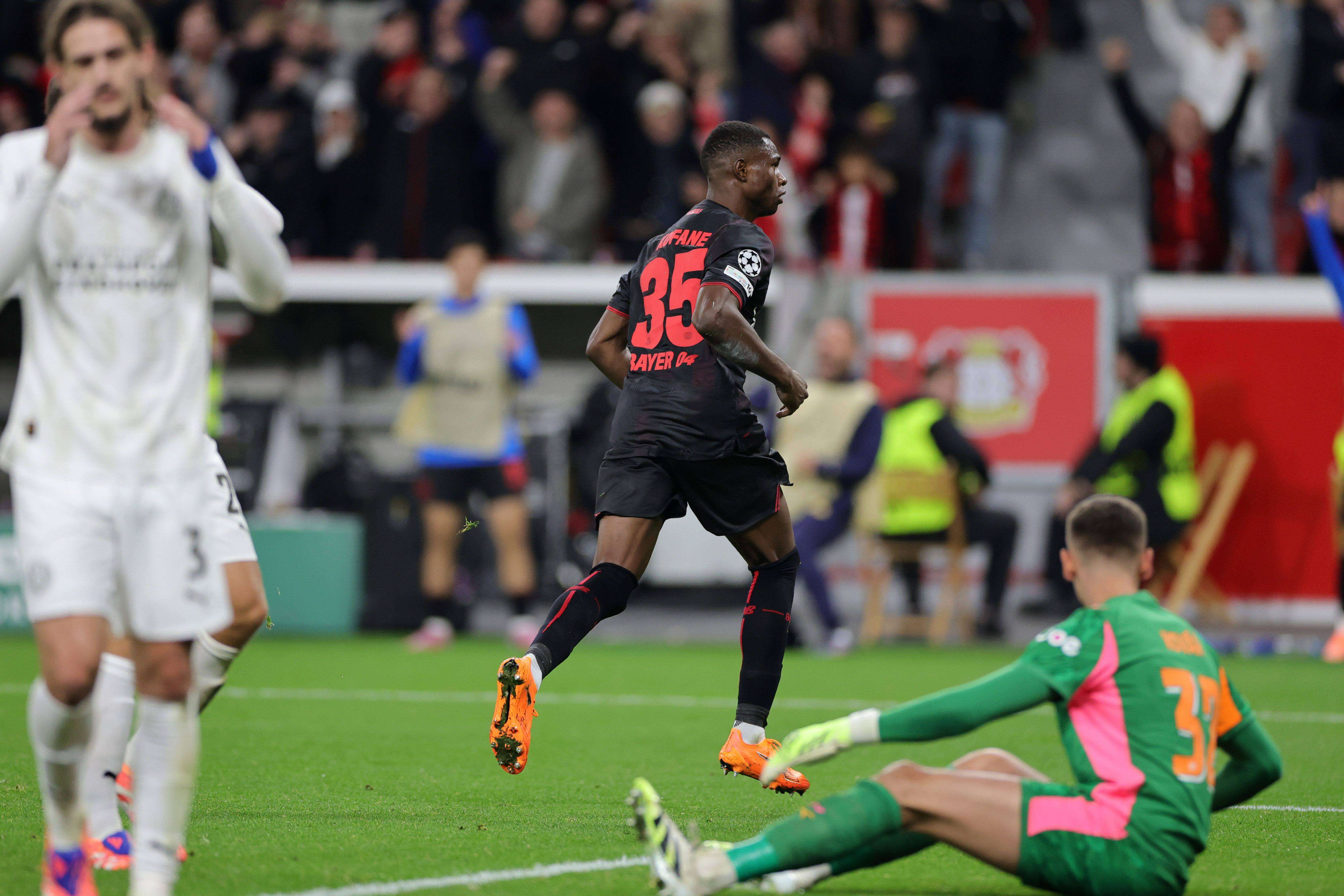 Christian Kofane en un duelo de Champions.