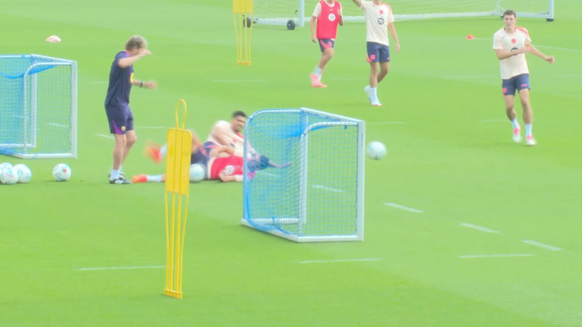 Entrada de Ronald Araújo a Ferrán Torres.