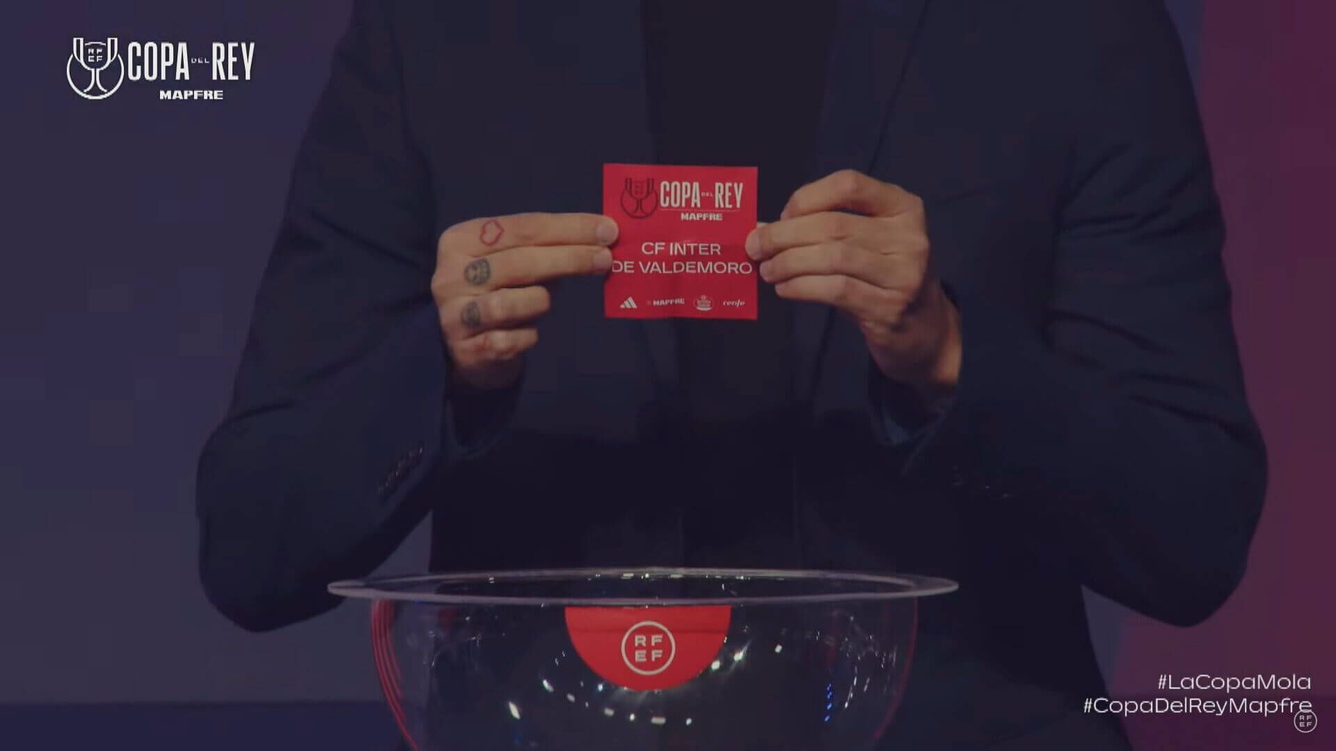  Kity Mayoral enseñando la bola del Inter de Valdemoro (Fuente: RFEF)