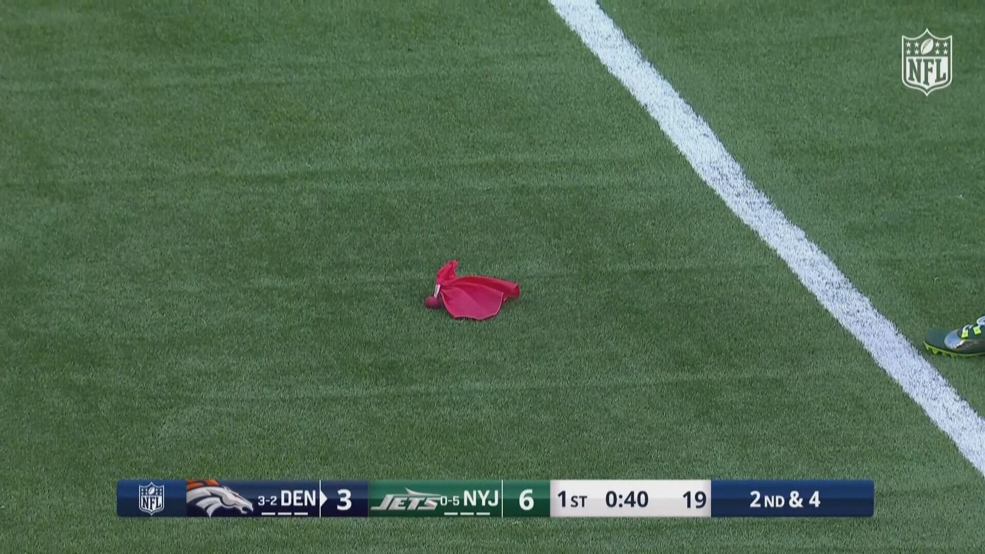 El pañuelo rojo que indica el 'challenge' en la NFL (Fuente: Mediaset)