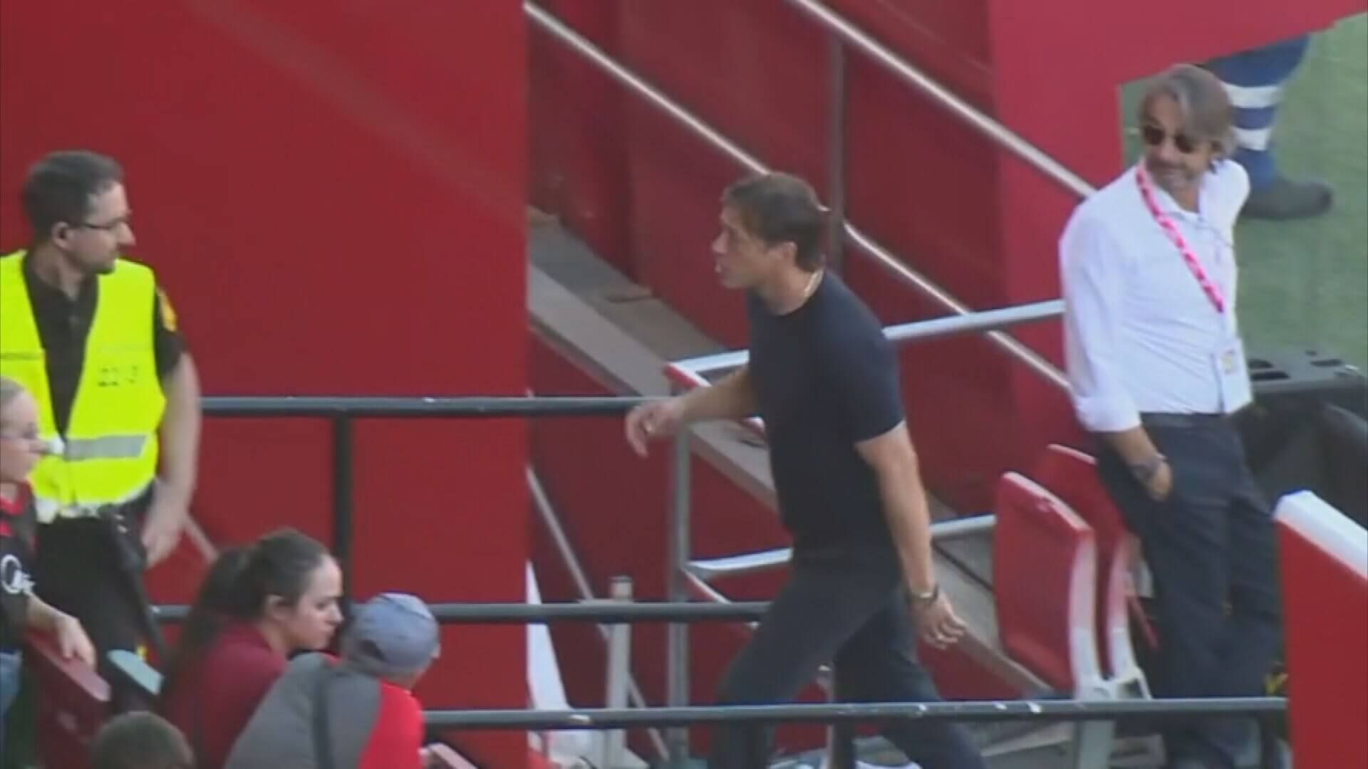 La charla de Matías Almeyda con el aficionado del Sevilla.