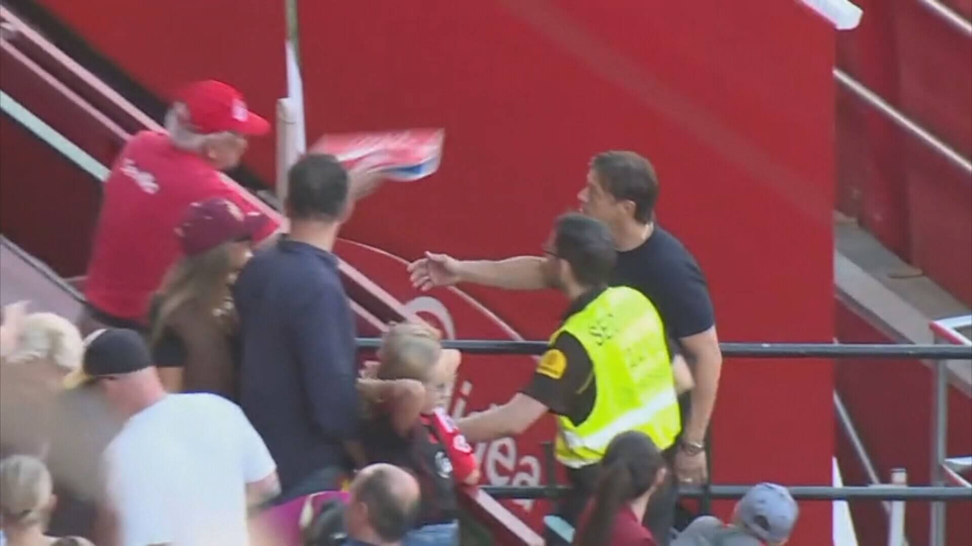 La charla de Matías Almeyda con el aficionado del Sevilla.