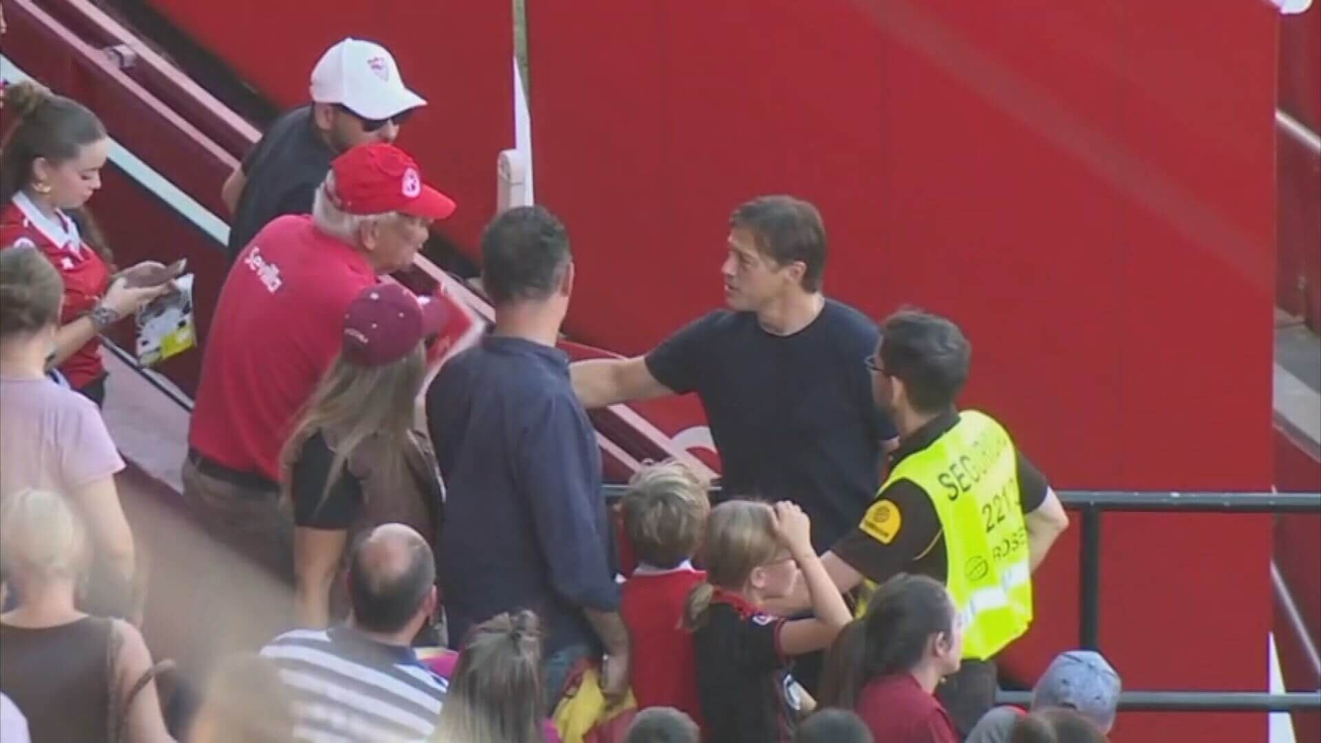 La charla de Matías Almeyda con el aficionado del Sevilla.