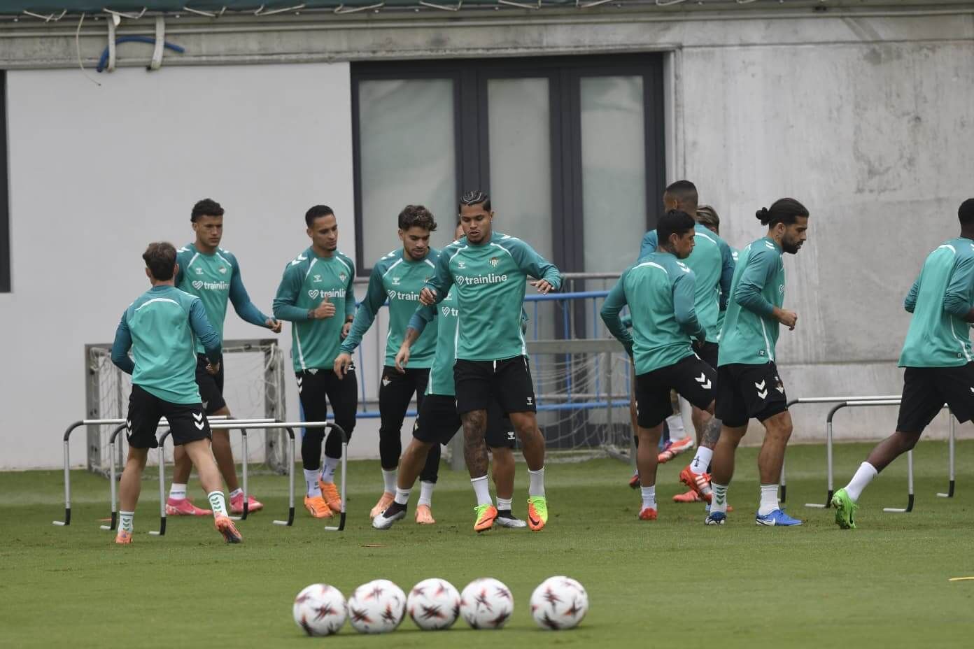 Los jugadores del Betis, en el entrenamiento de este lunes.