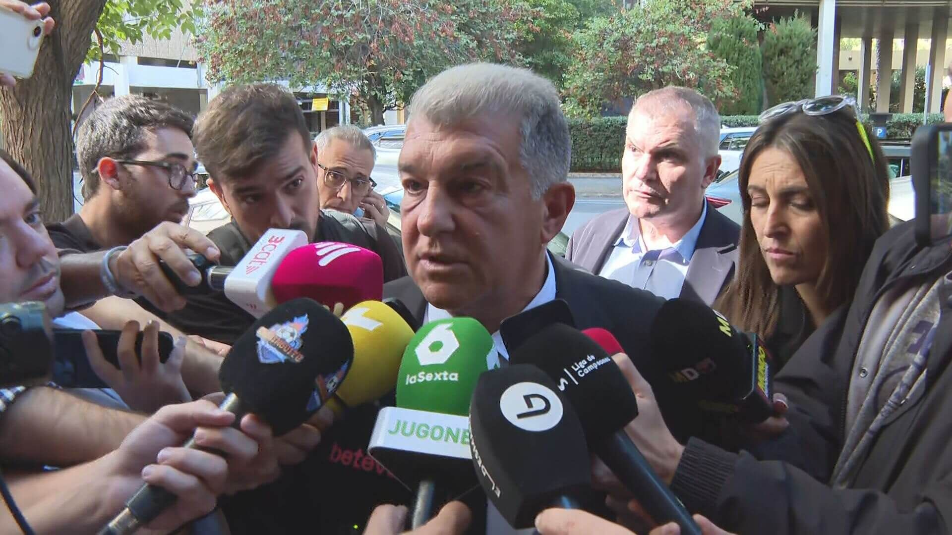  Joan Laporta atiende a los medios antes de la comida de directivas con Olympiacos (ElDesmarque)