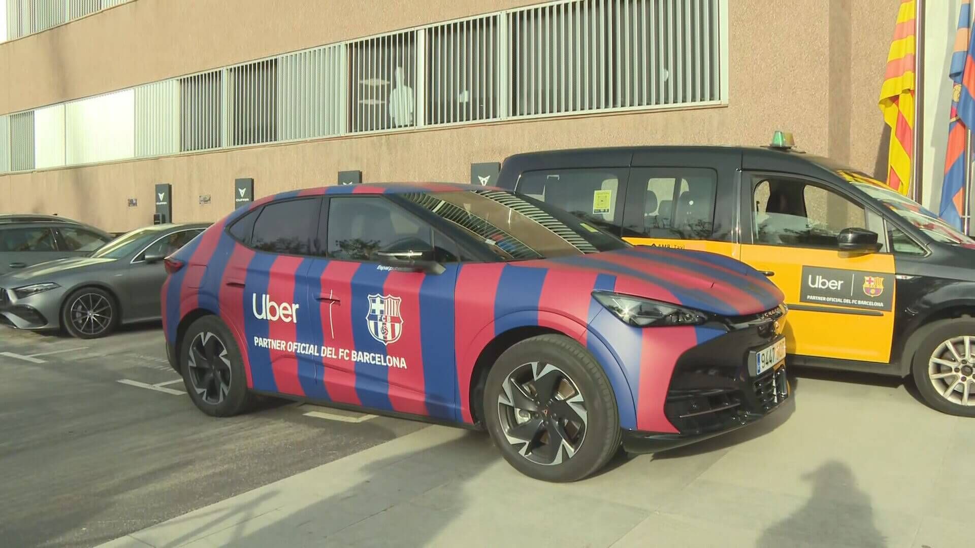 El coche de Uber con los colores del FC Barcelona (Fuente: ElDesmarque)