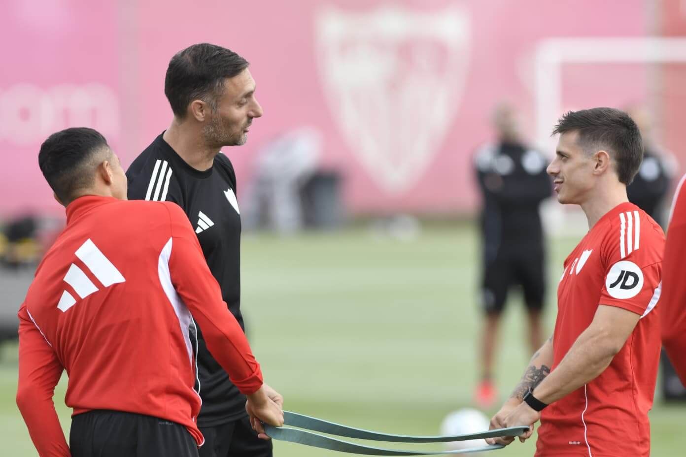 Guido Bonini habla con Alfon en el entrenamiento de este jueves.