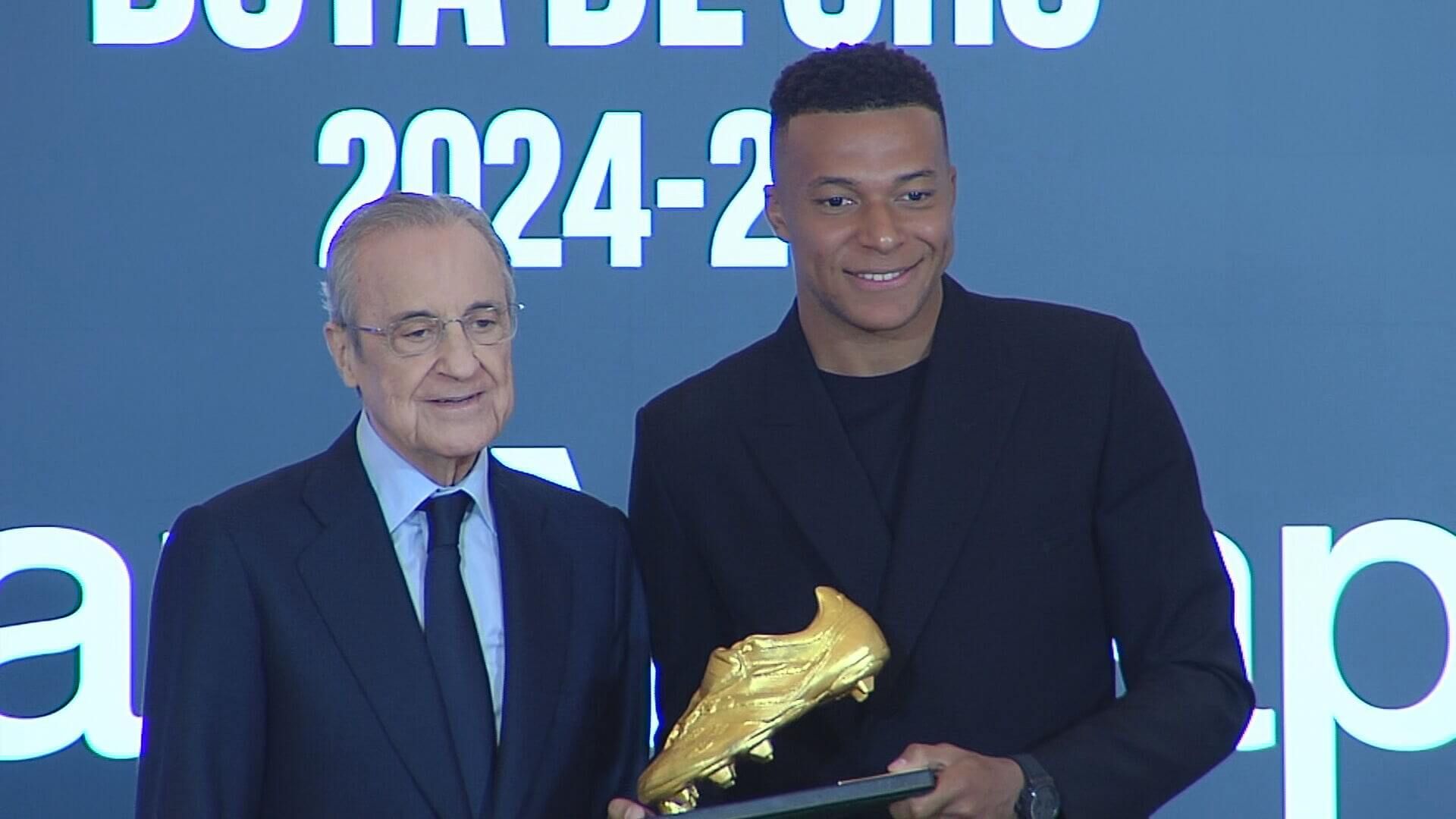  Kylian Mbappé y Florentino Pérez con la Bota de Oro (Fuente: ElDesmarque)