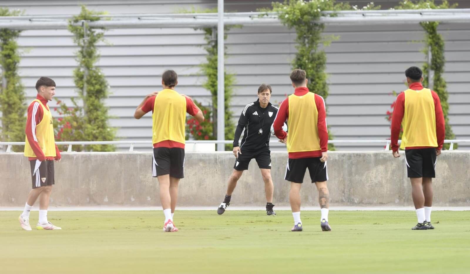 El rondo de Matías Almeyda con jugadores del Sevilla C.