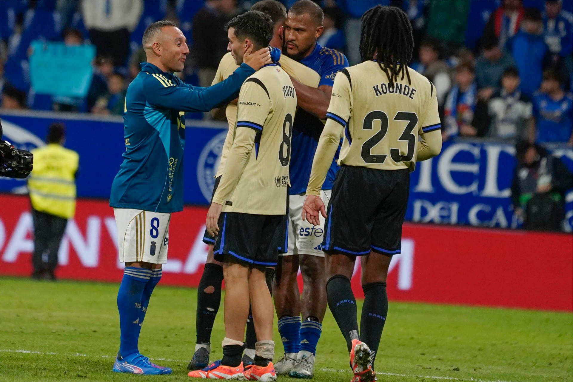 Santi Cazorla y Pedri, tras finalizar el Real Oviedo-Barcelona (FOTO: EFE).